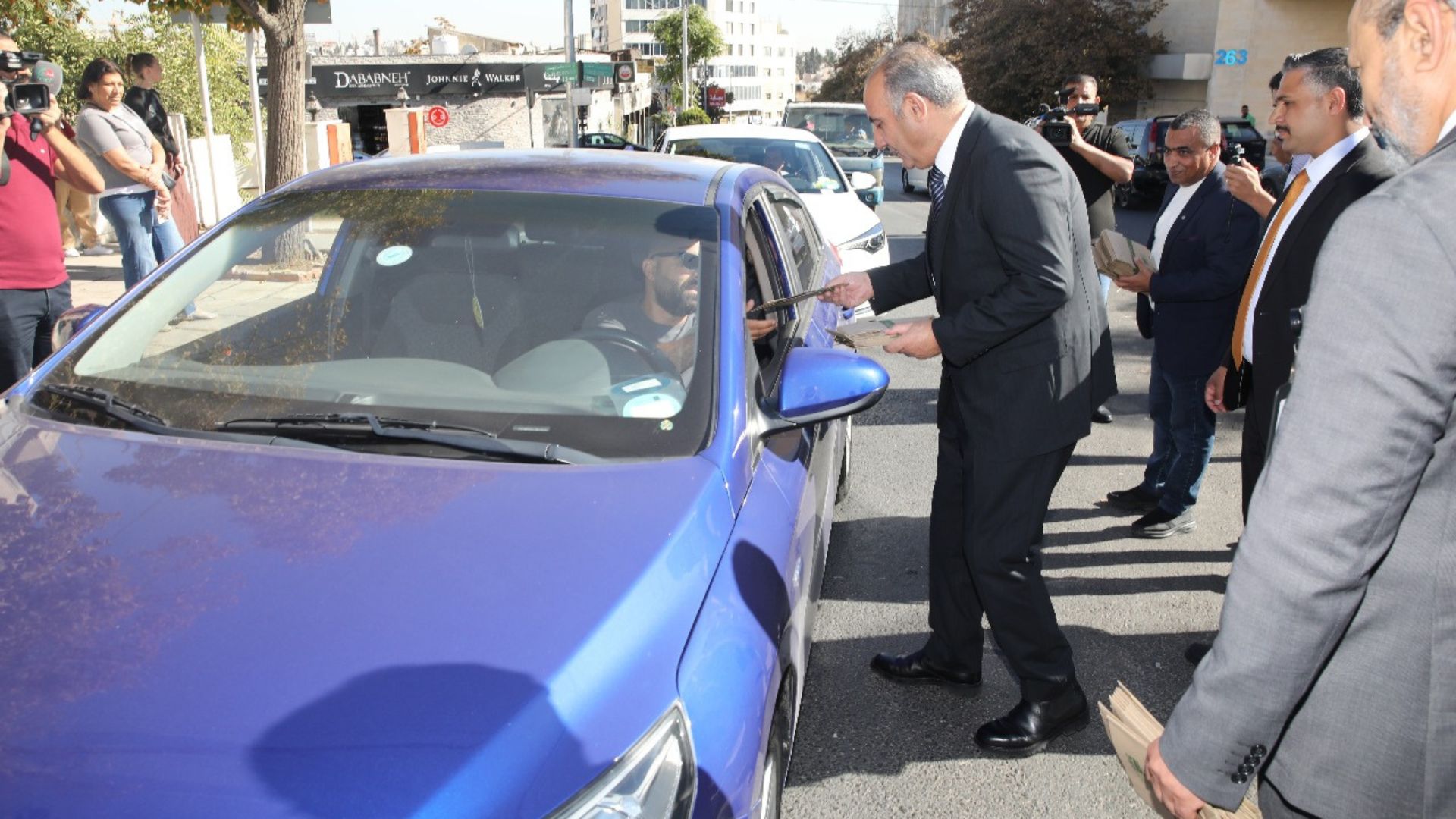 إطلاق حملة عمان بيتنا للحد من إلقاء النفايات من المركبات