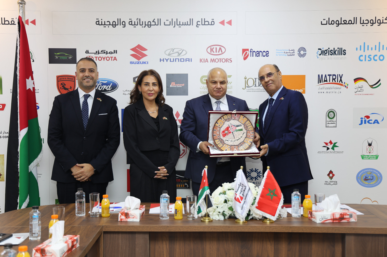 وزير العمل يكرم السفير المغربي وسفيرة الأردن لدى المغرب