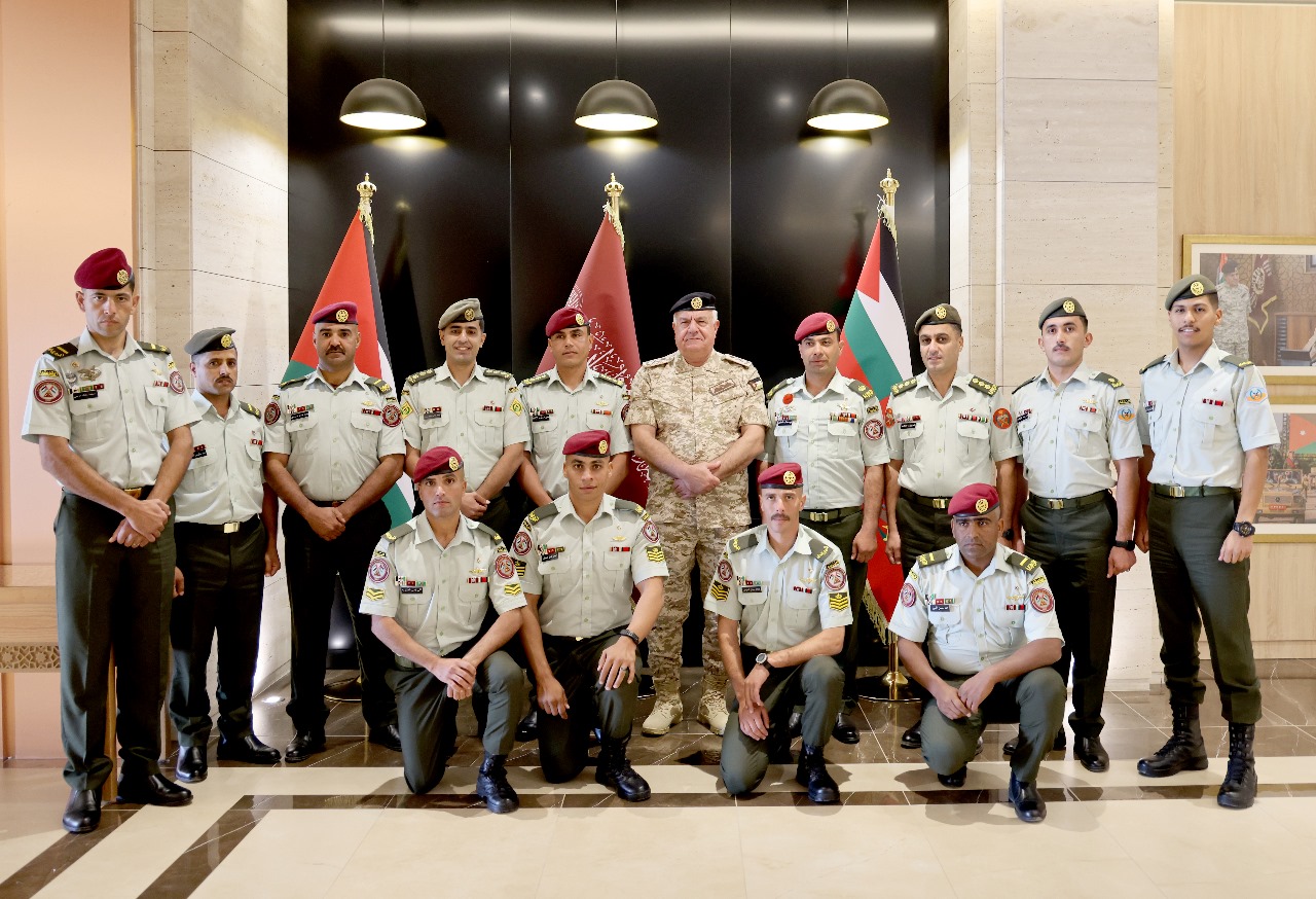 رئيس هيئة الأركان يكرّم عدداً من منتسبي القوات المسلحة الأردنية