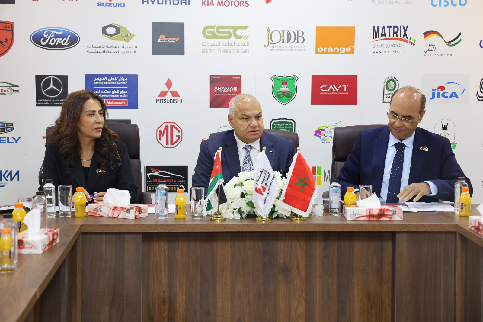 وزير العمل يكرم السفير المغربي وسفيرة الأردن لدى المغرب