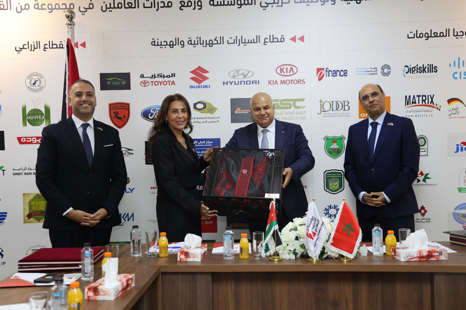 وزير العمل يكرم السفير المغربي وسفيرة الأردن لدى المغرب