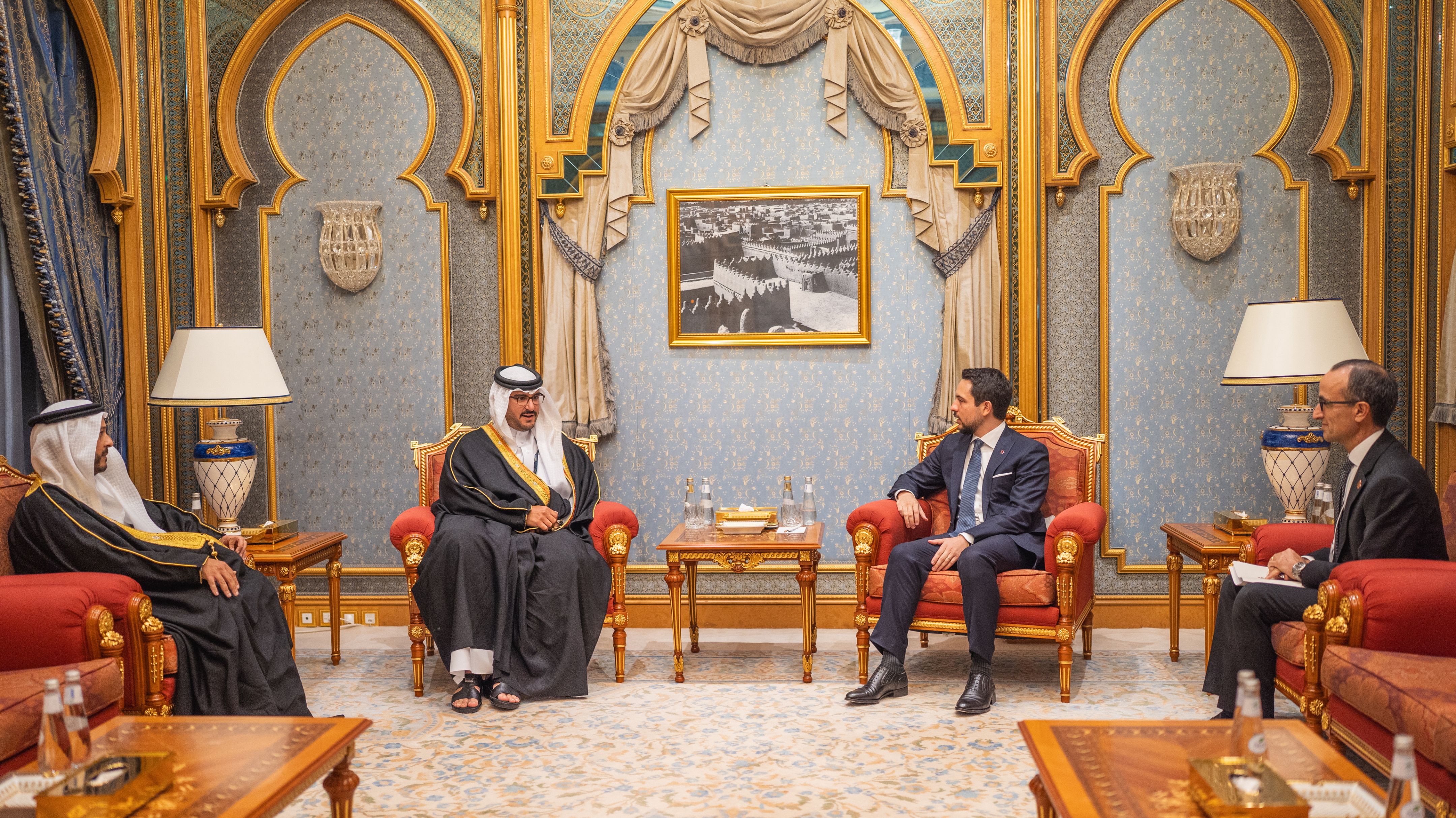 ولي العهد يلتقي رئيس الوفد البحريني المشارك بمؤتمر مبادرة مستقبل الاستثمار في الرياض