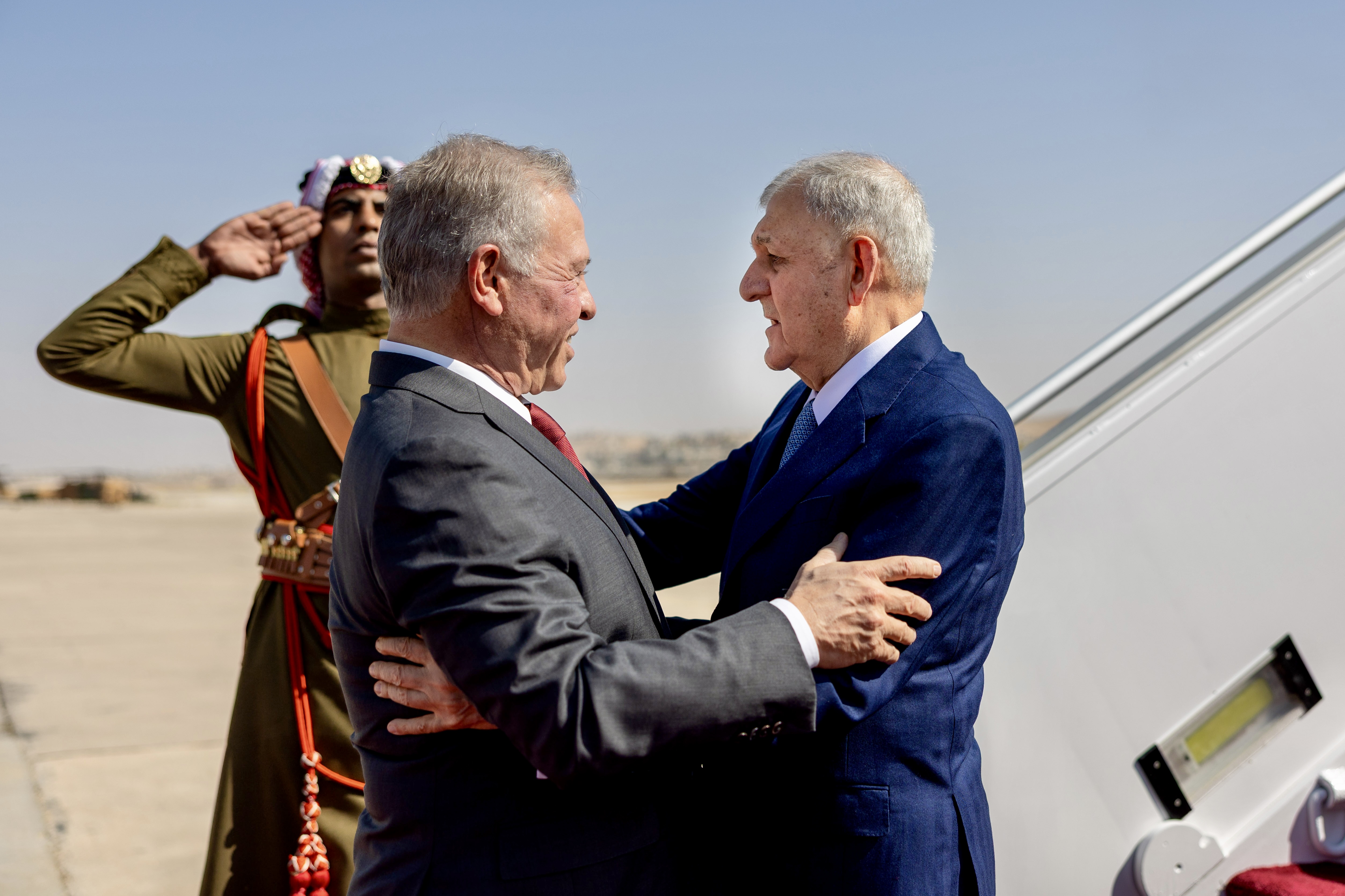 الملك يستقبل الرئيس العراقي لدى وصوله المملكة