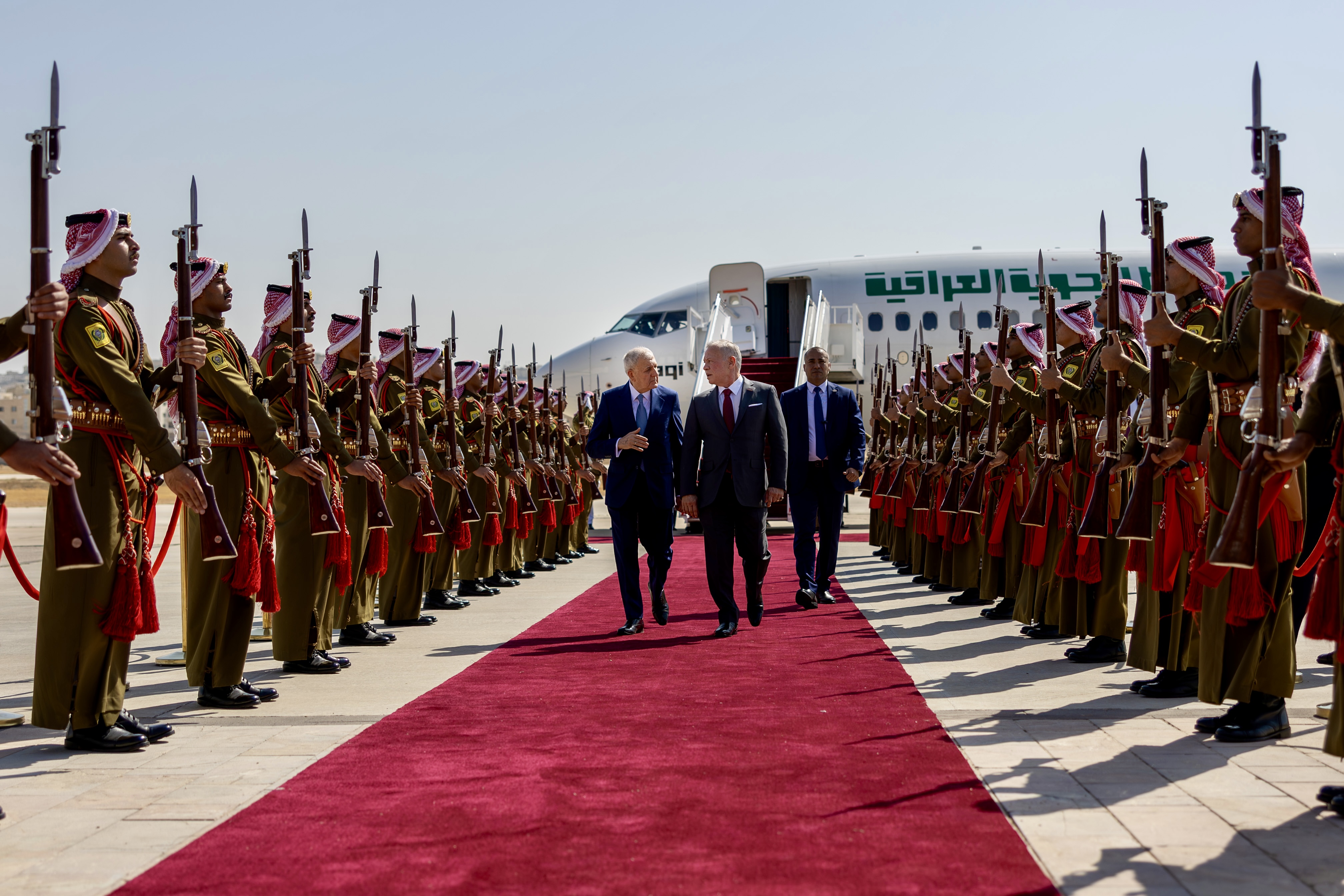 الملك يستقبل الرئيس العراقي لدى وصوله المملكة