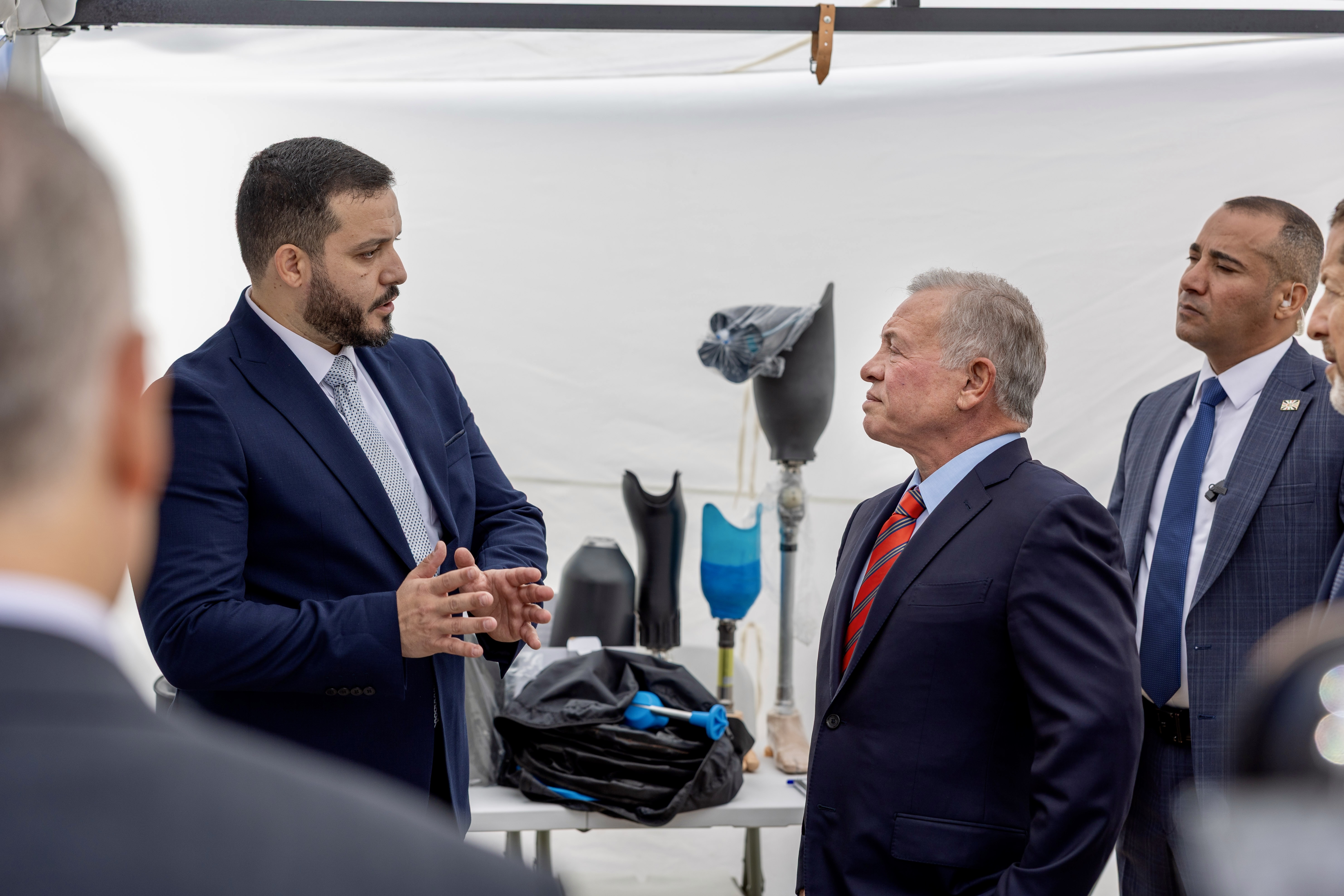 الملك يطلع على عمل وحدات دعم مبتوري الأطراف المتنقلة التابعة لجمعية استعادة الأمل الأردنية