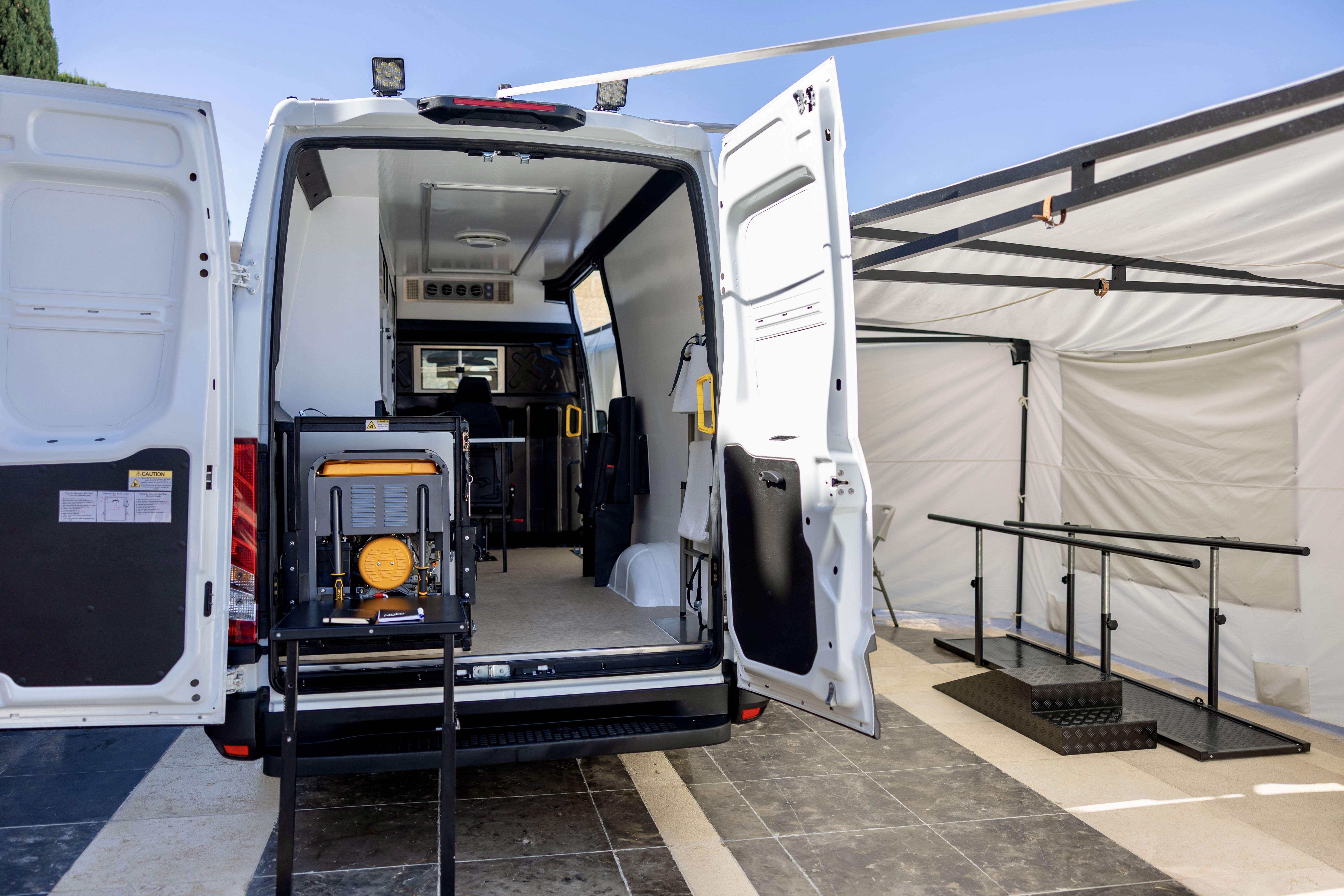 الملك يطلع على عمل وحدات دعم مبتوري الأطراف المتنقلة التابعة لجمعية استعادة الأمل الأردنية