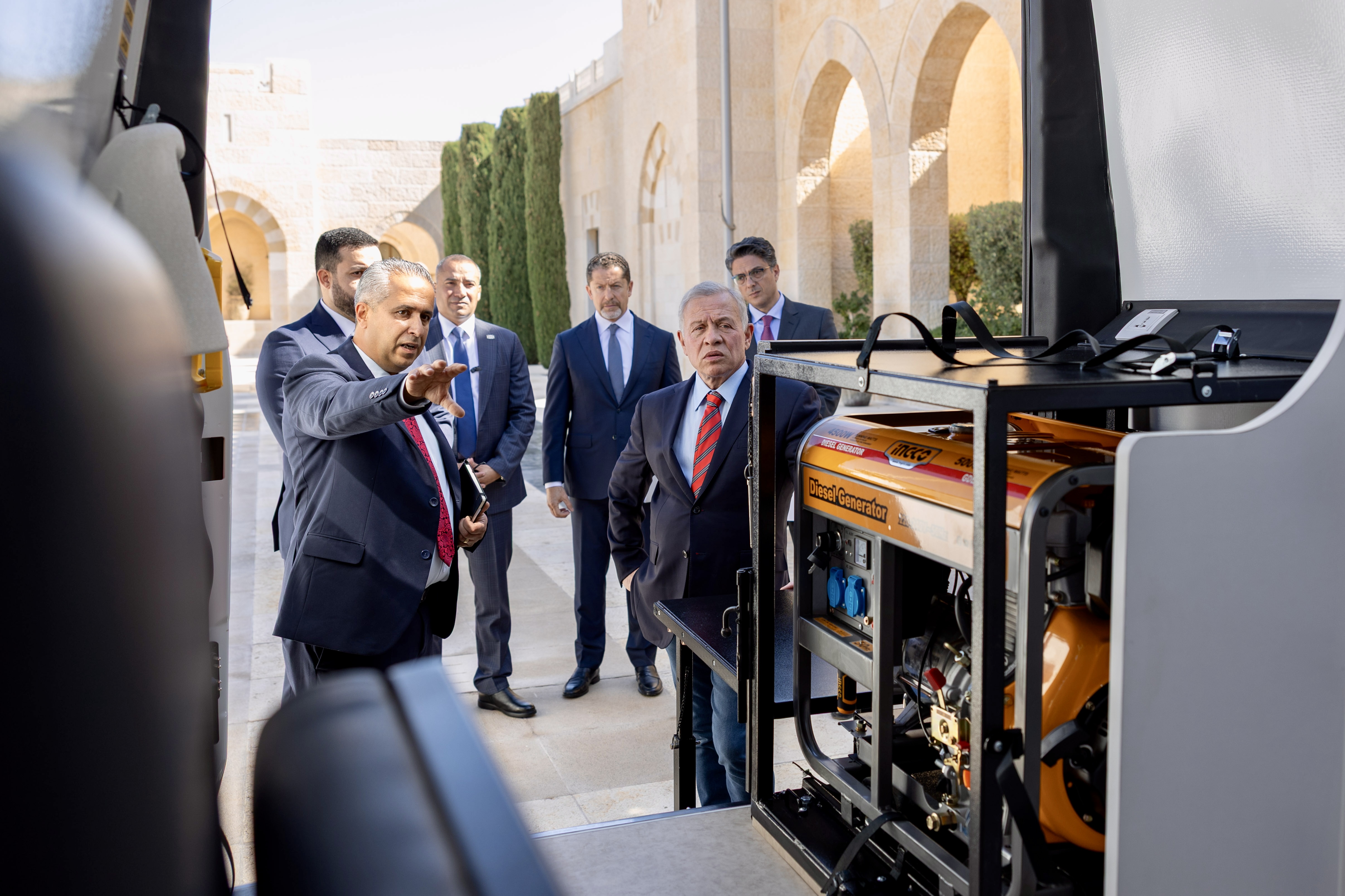 الملك يطلع على عمل وحدات دعم مبتوري الأطراف المتنقلة التابعة لجمعية استعادة الأمل الأردنية