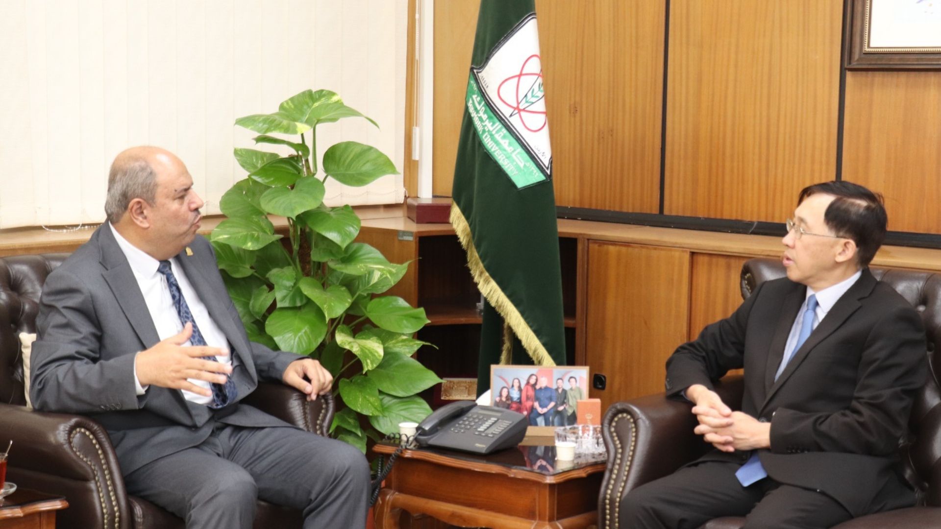 اليرموك تبحث مع الملحق الاقتصادي والتجاري الصيني سُبل تعزيز التعاون