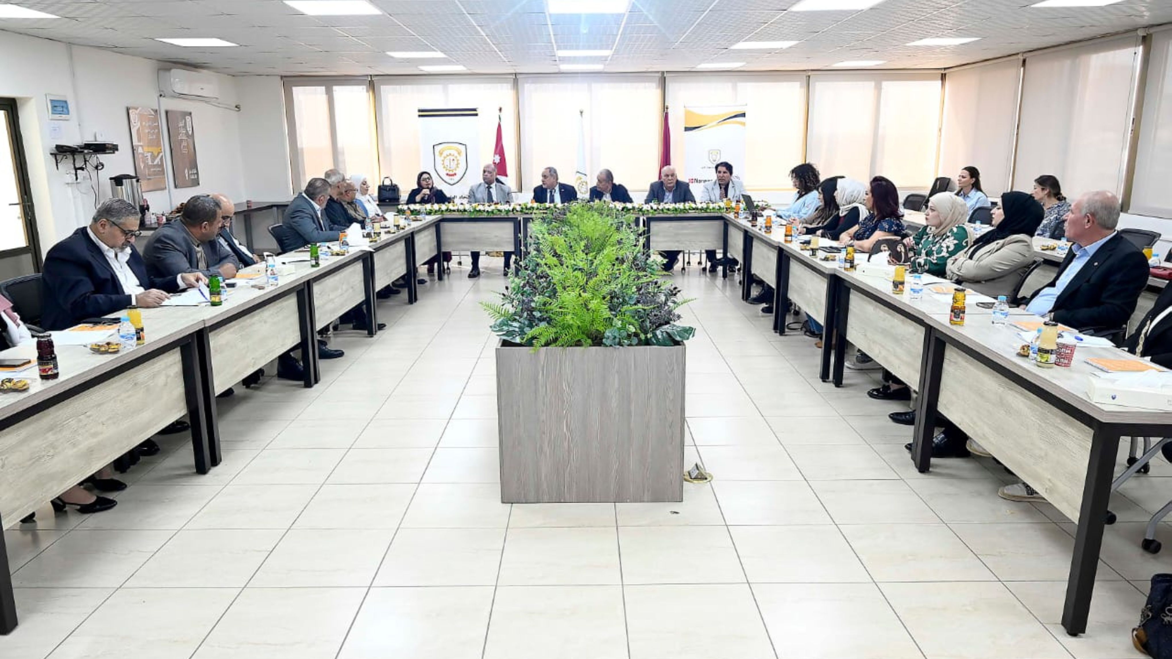 جلسة نقاشية بشأن دعم المرأة 