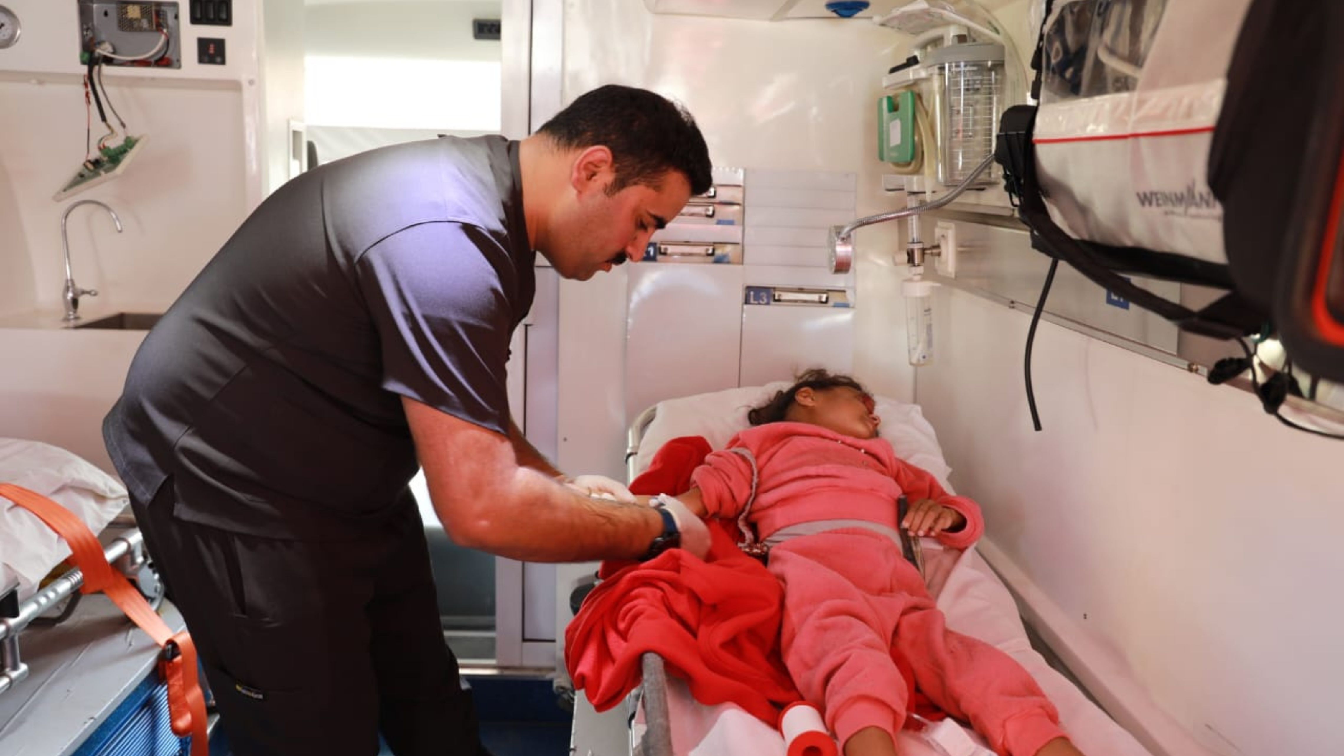 القوات المسلحة تقوم بإجلاء دفعة جديدة من أطفال غزة المرضى للعلاج في المملكة