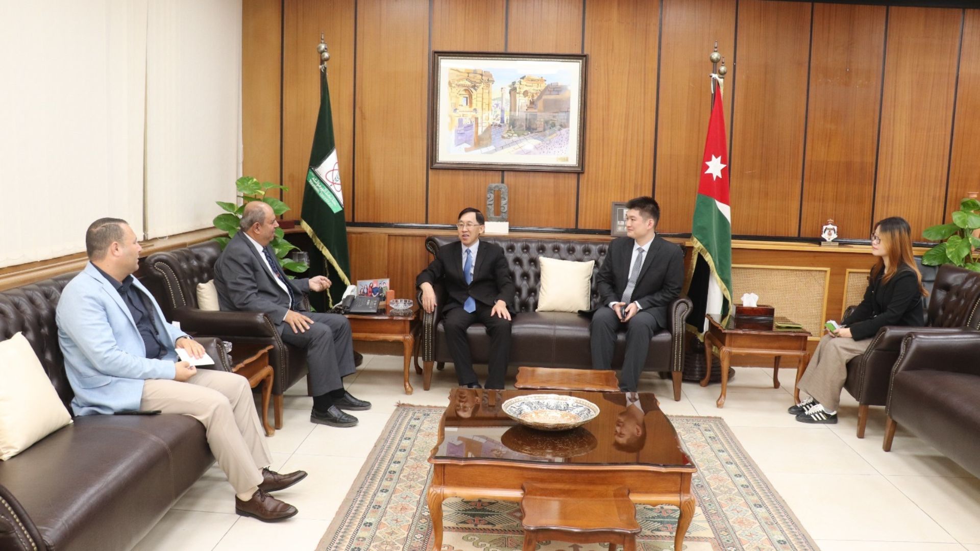 اليرموك تبحث مع الملحق الاقتصادي والتجاري الصيني سُبل تعزيز التعاون