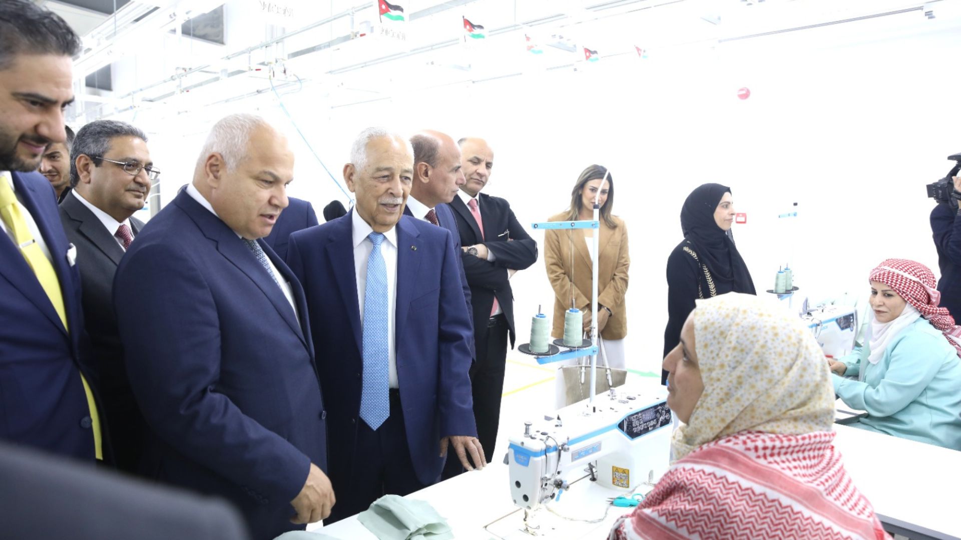 تزامناً مع الزيارة الملكية للكرك ... العيسوي يفتتح مصنع الزي للألبسة الجاهزة بالموجب ومدرسة الربة الثانوية للبنين