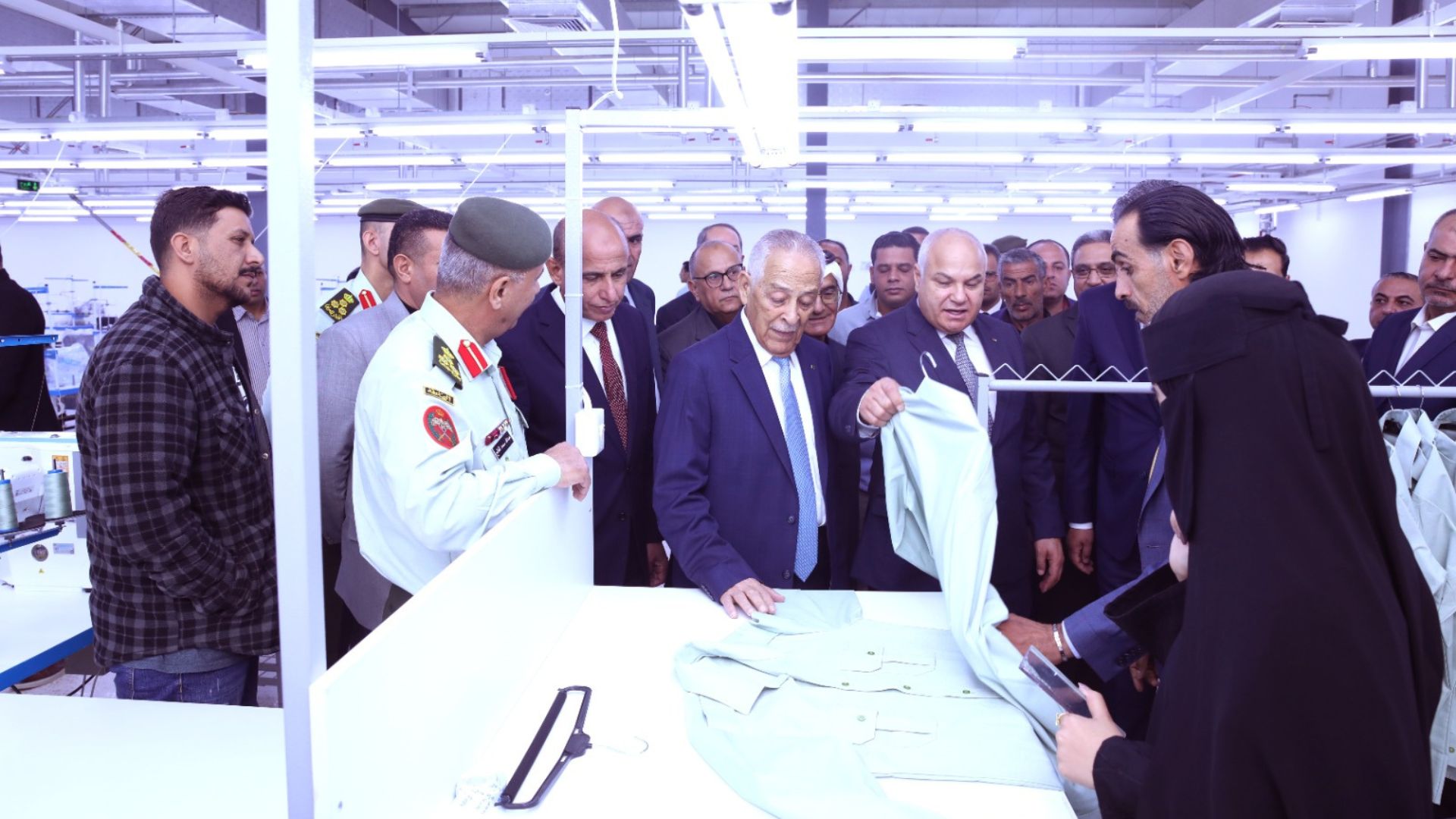 تزامناً مع الزيارة الملكية للكرك ... العيسوي يفتتح مصنع الزي للألبسة الجاهزة بالموجب ومدرسة الربة الثانوية للبنين