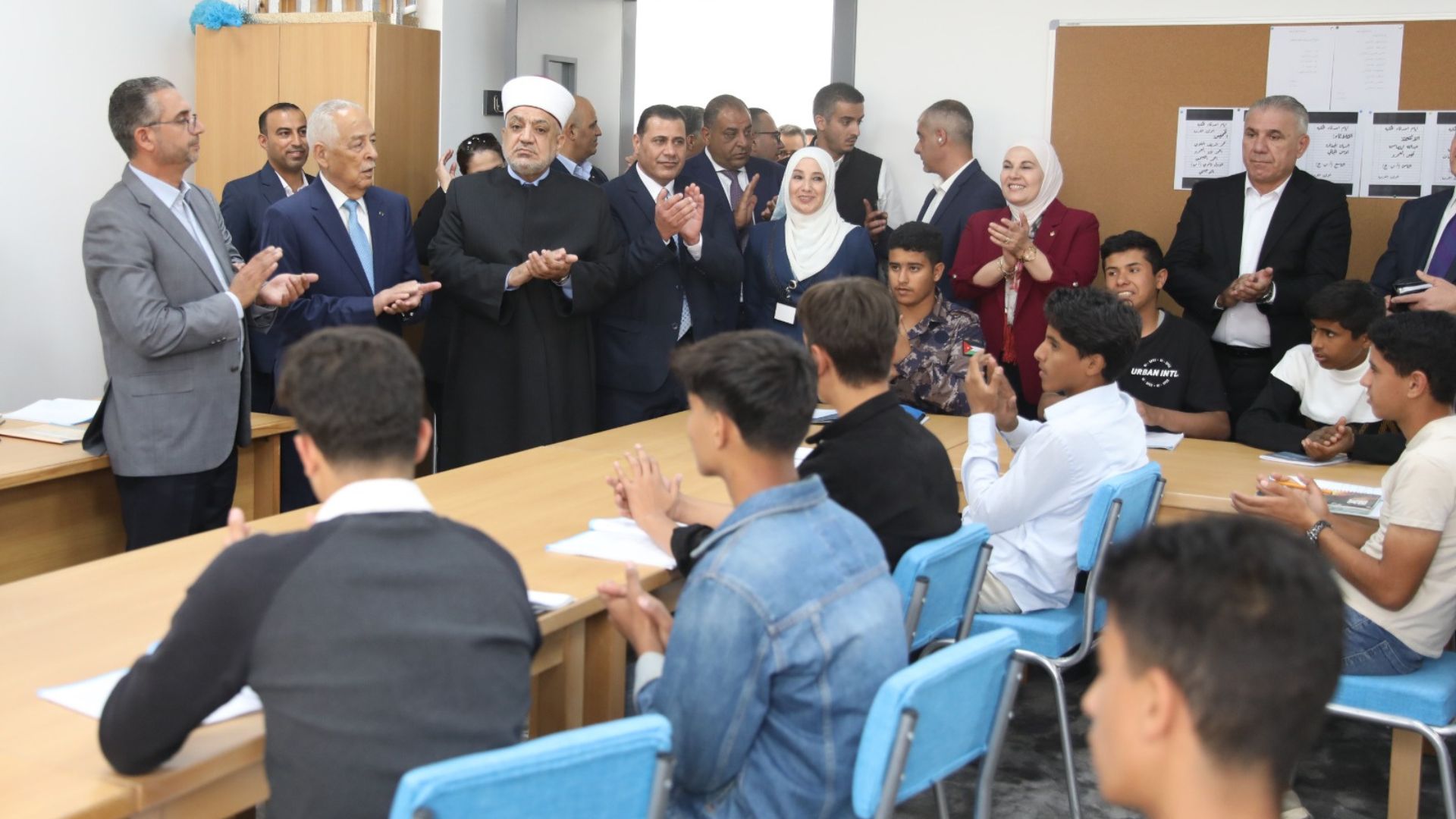 تزامناً مع الزيارة الملكية للكرك ... العيسوي يفتتح مصنع الزي للألبسة الجاهزة بالموجب ومدرسة الربة الثانوية للبنين