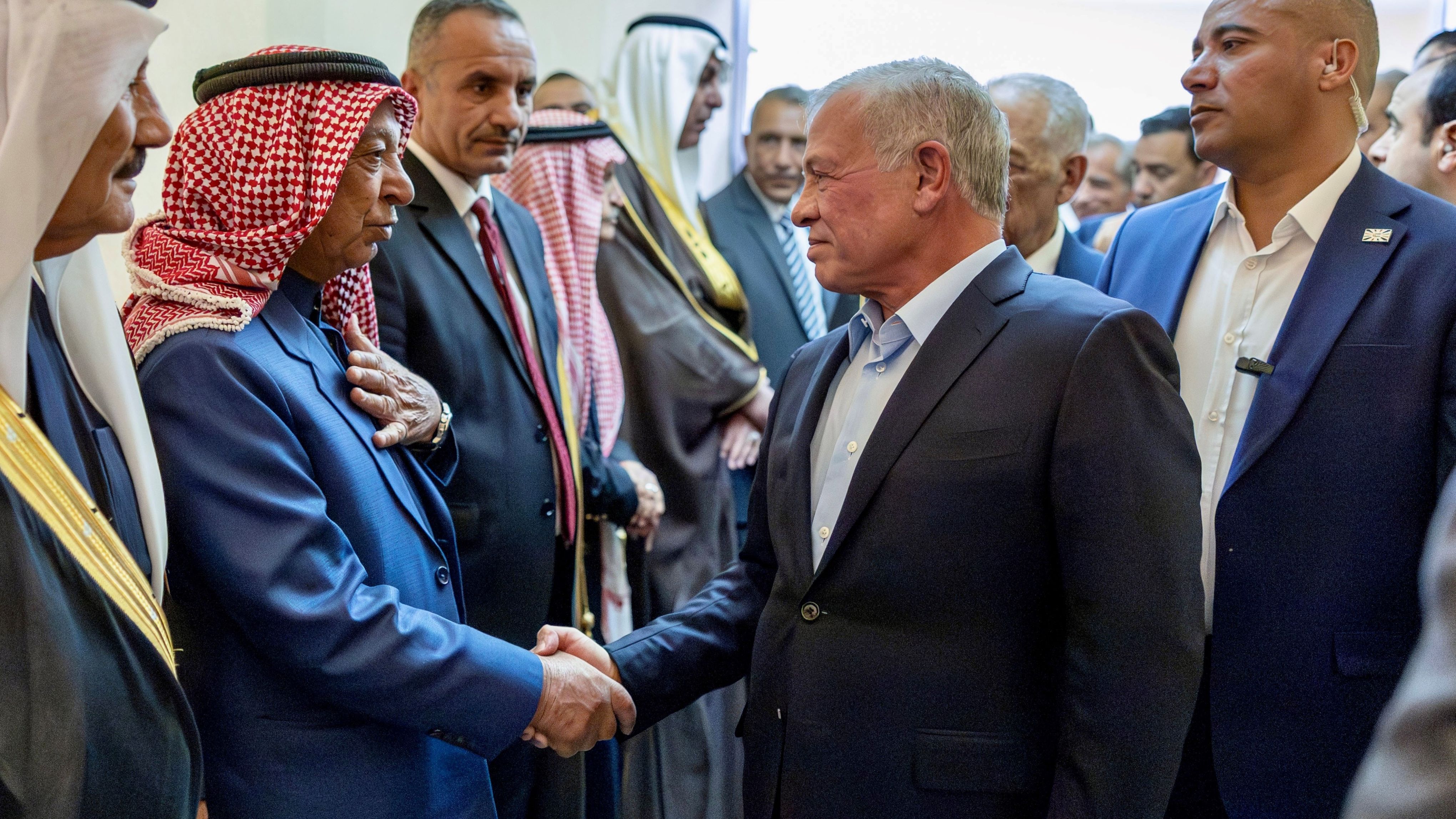 الملك يلتقي وجهاء وممثلين عن أبناء وبنات الكرك ويؤكد أهمية مواصلة الحكومة تنفيذ مشاريعها بالمحافظة