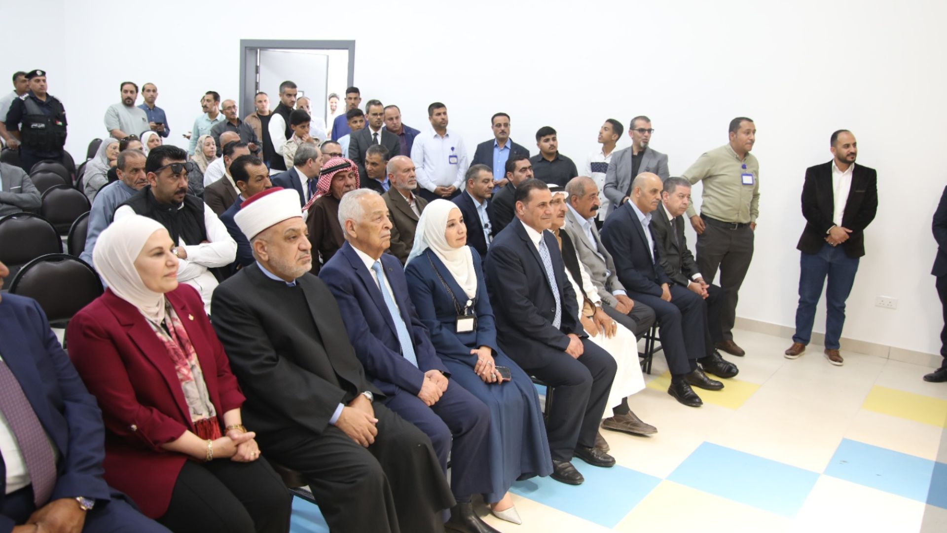 تزامناً مع الزيارة الملكية للكرك ... العيسوي يفتتح مصنع الزي للألبسة الجاهزة بالموجب ومدرسة الربة الثانوية للبنين