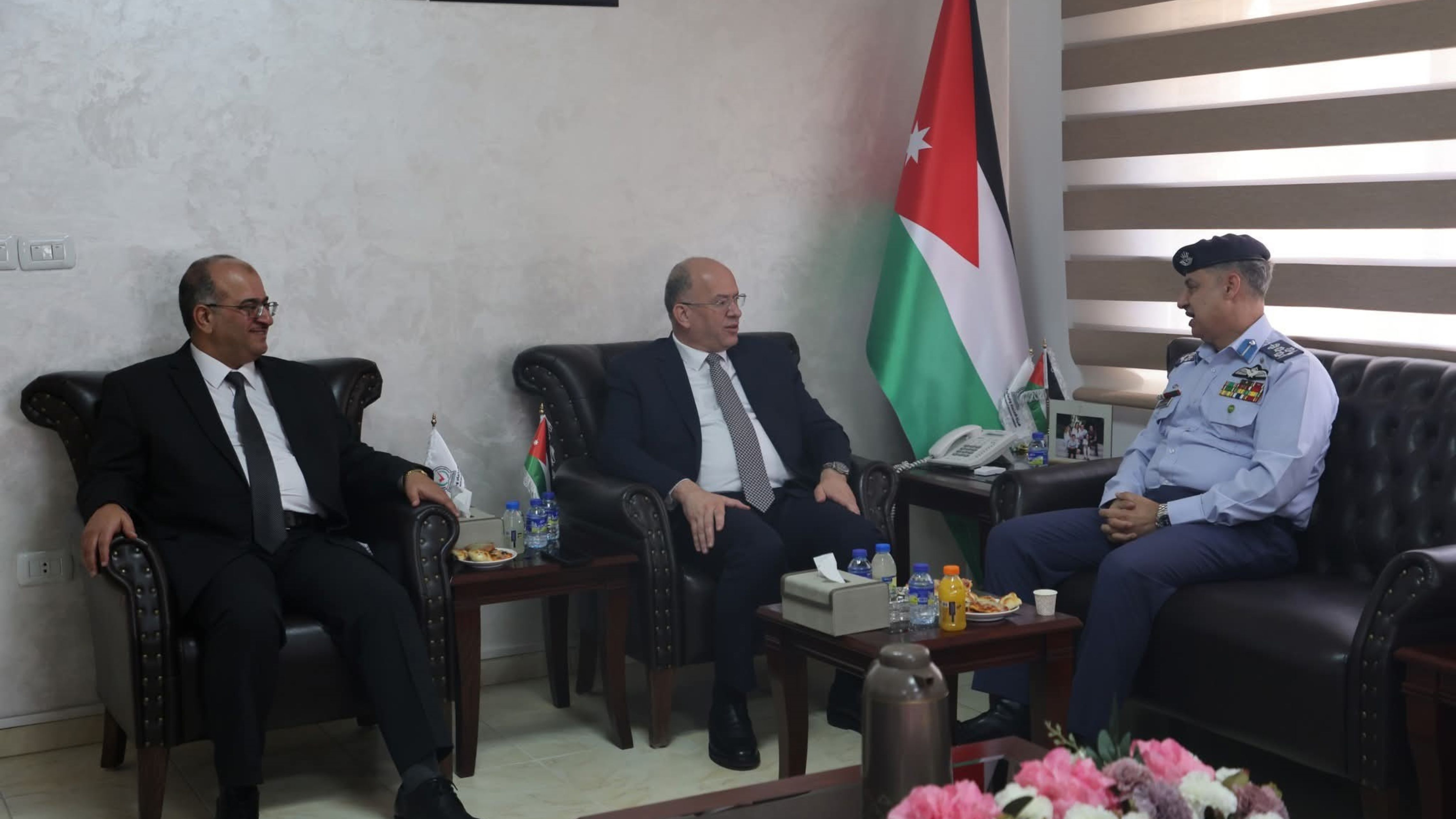 هيئة الاعتماد تبحث التعاون الأكاديمي مع كلية علوم الطيران