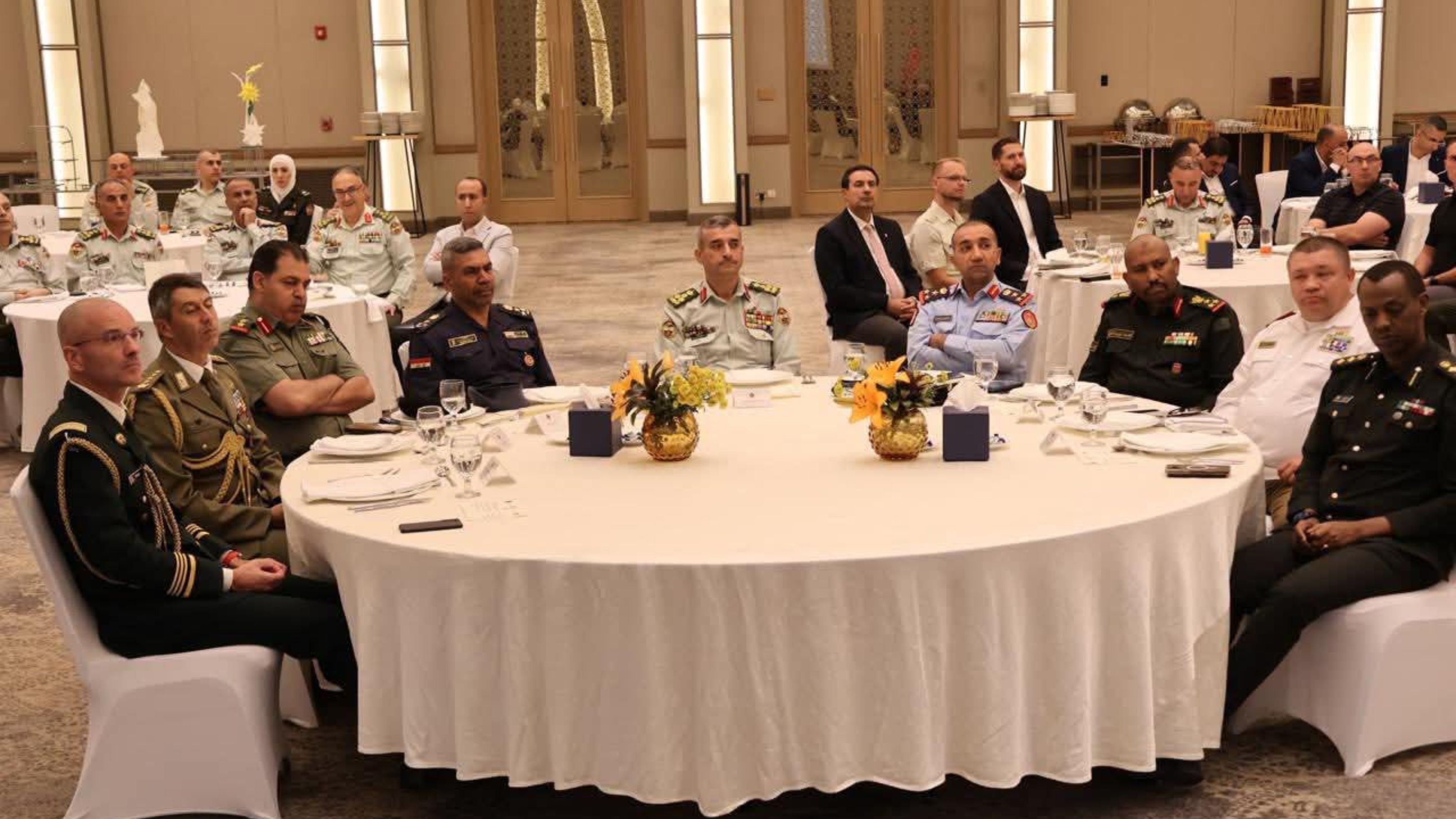 مدير عام الخدمات الطبية الملكية يلتقي عدد من الملحقين العسكريين