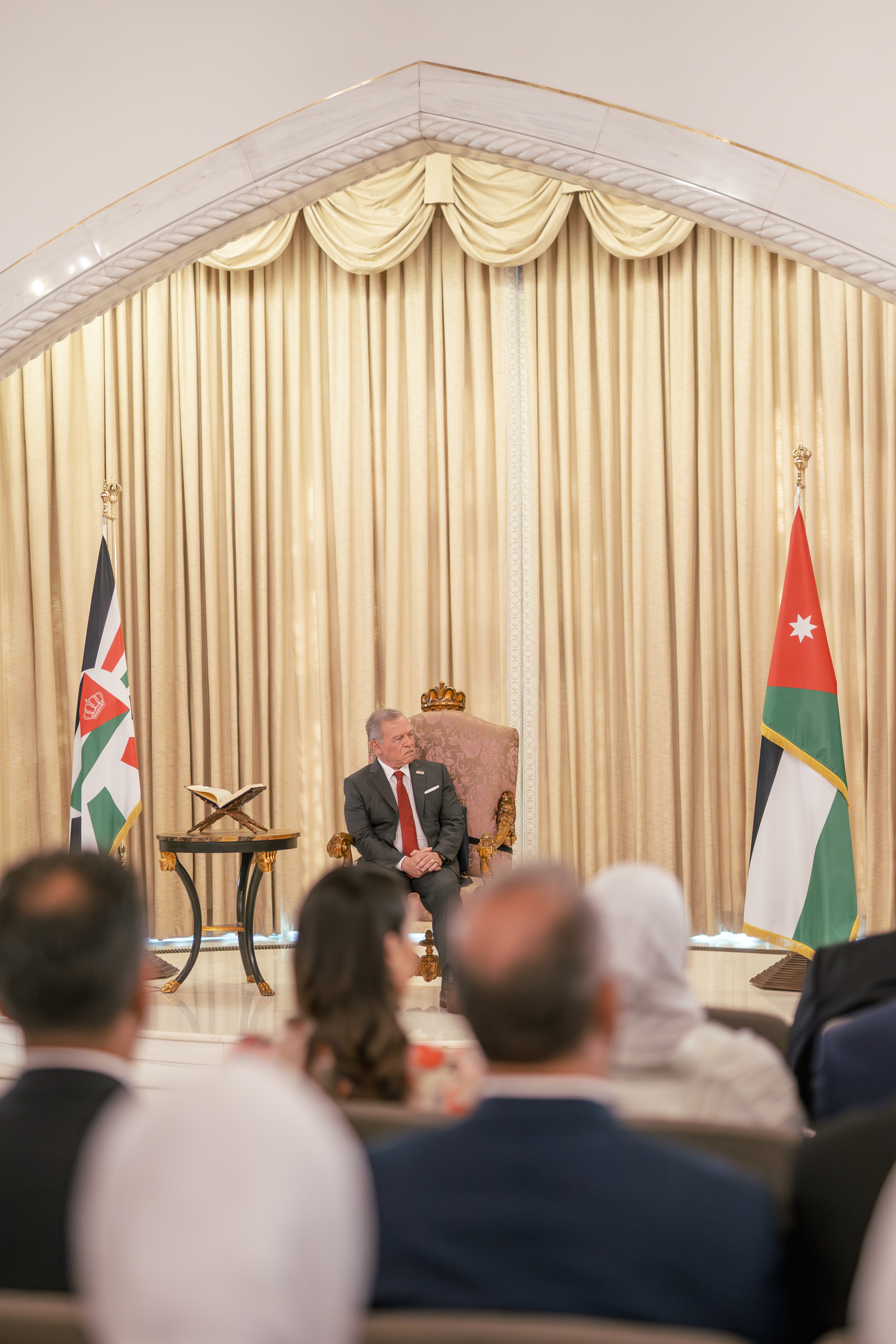 الملك يستمع إلى ردي مجلسي الأعيان والنواب على خطاب العرش