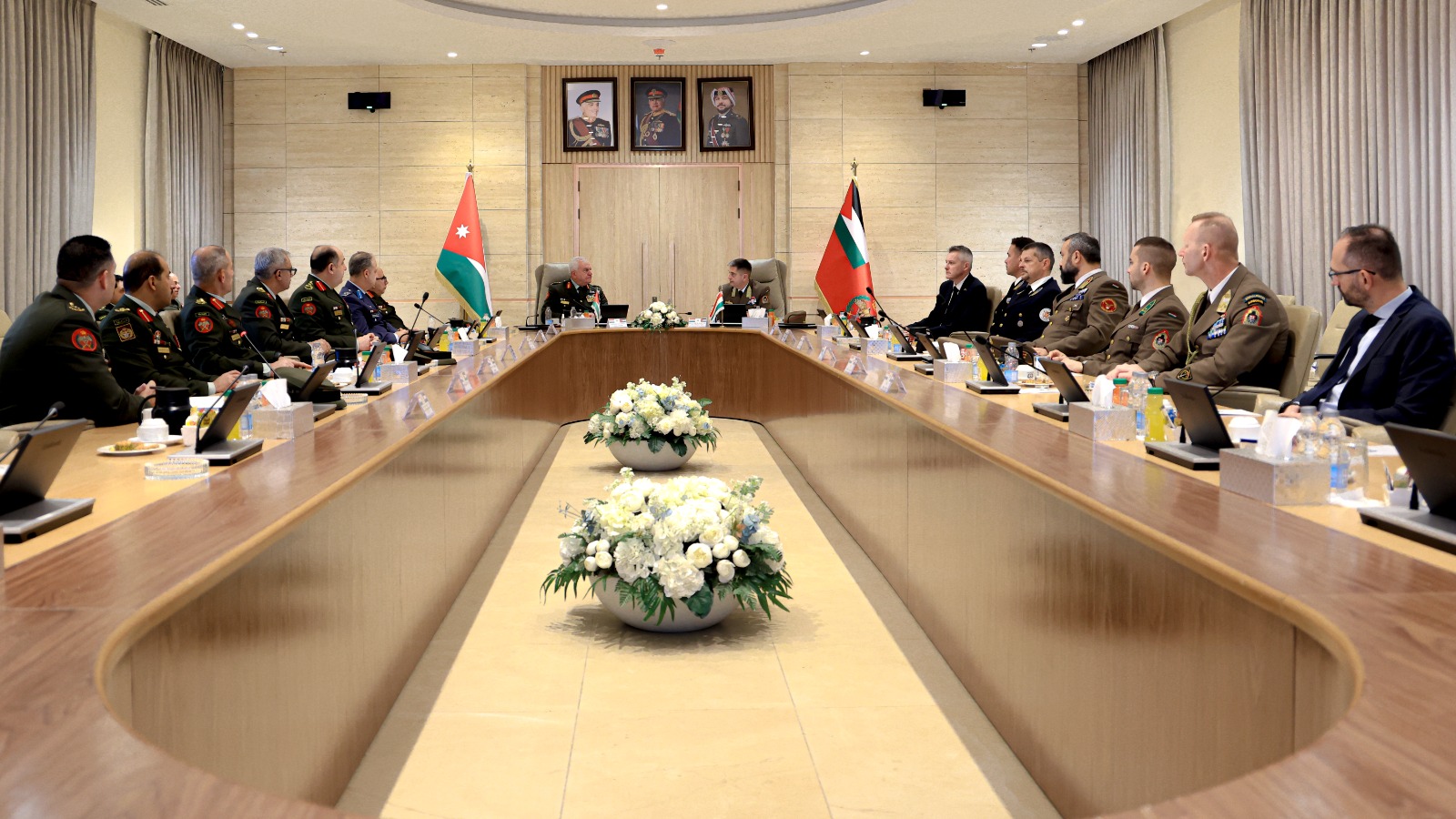 الحنيطي يستقبل رئيس دفاع قوات الدفاع الهنغارية