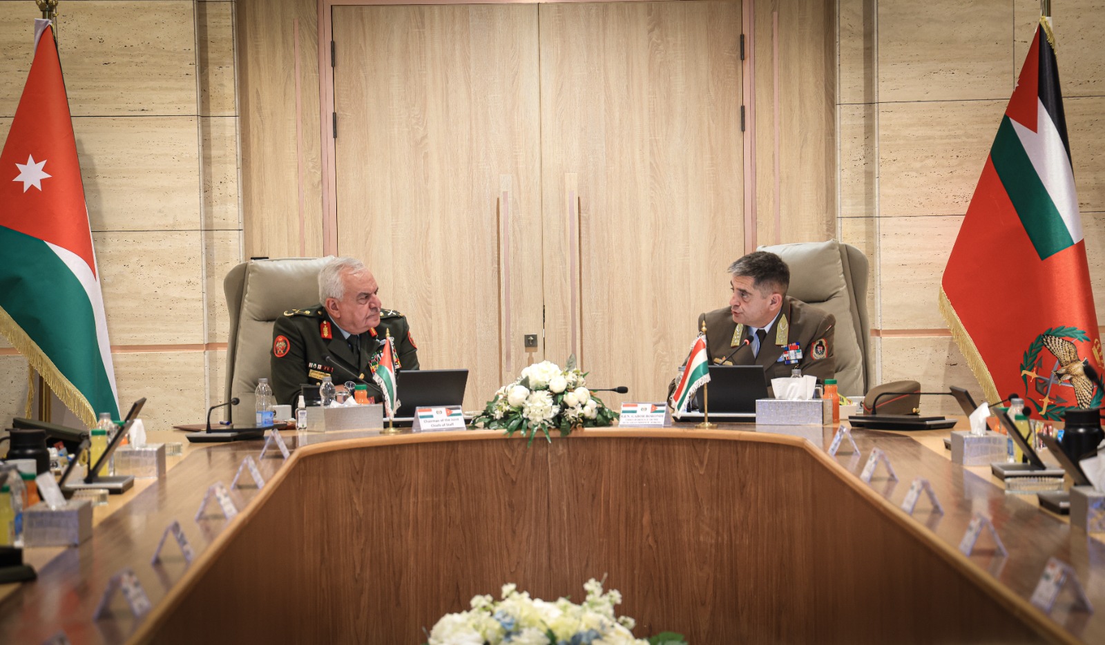 الحنيطي يستقبل رئيس دفاع قوات الدفاع الهنغارية