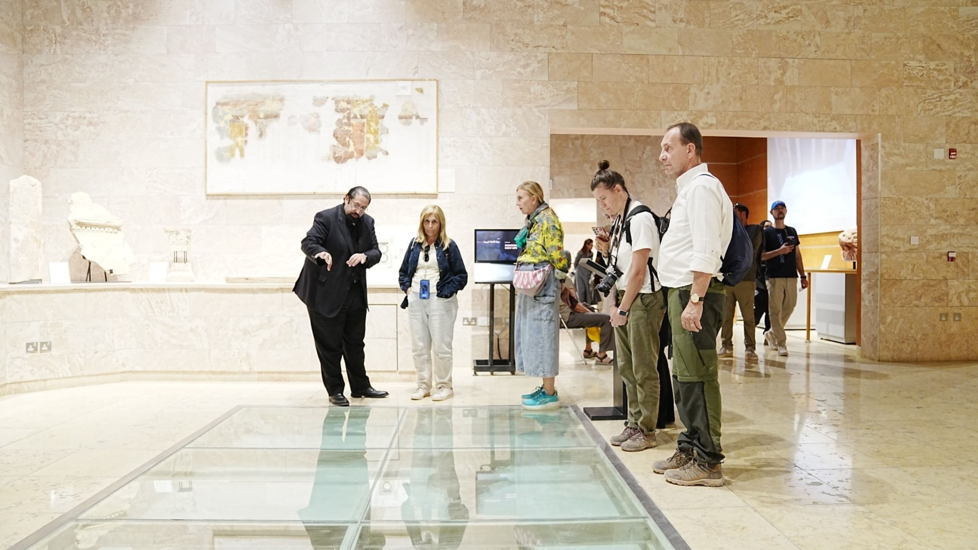 وفد إعلامي إيطالي يزور البترا 