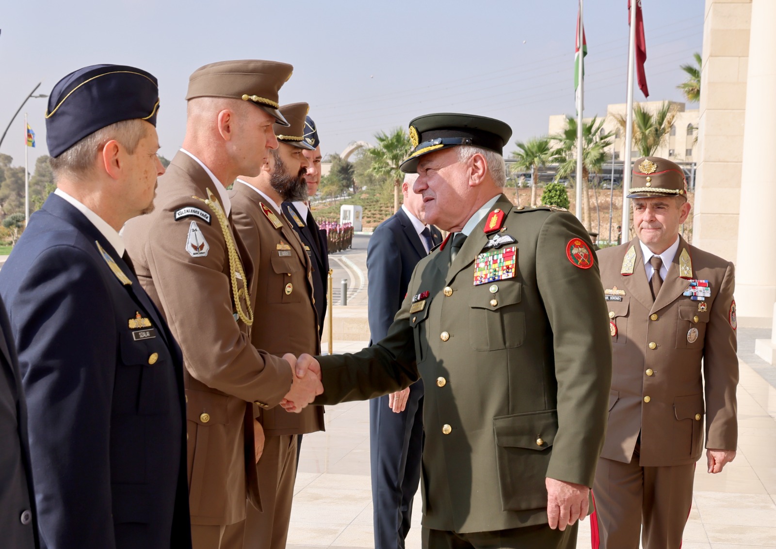 الحنيطي يستقبل رئيس دفاع قوات الدفاع الهنغارية