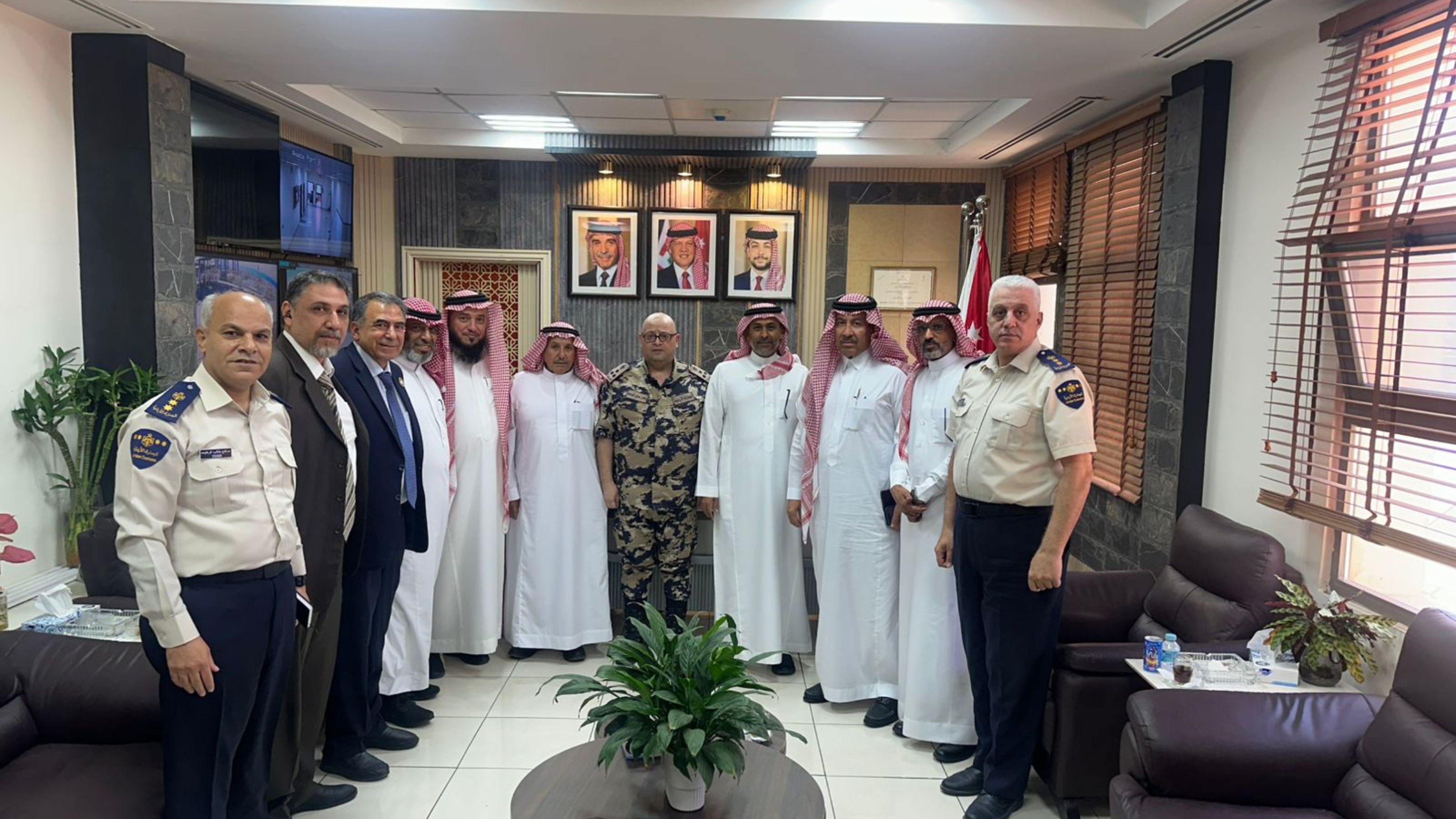 وفد من غرفة تبوك يزور مرافق اقتصادية في العقبة