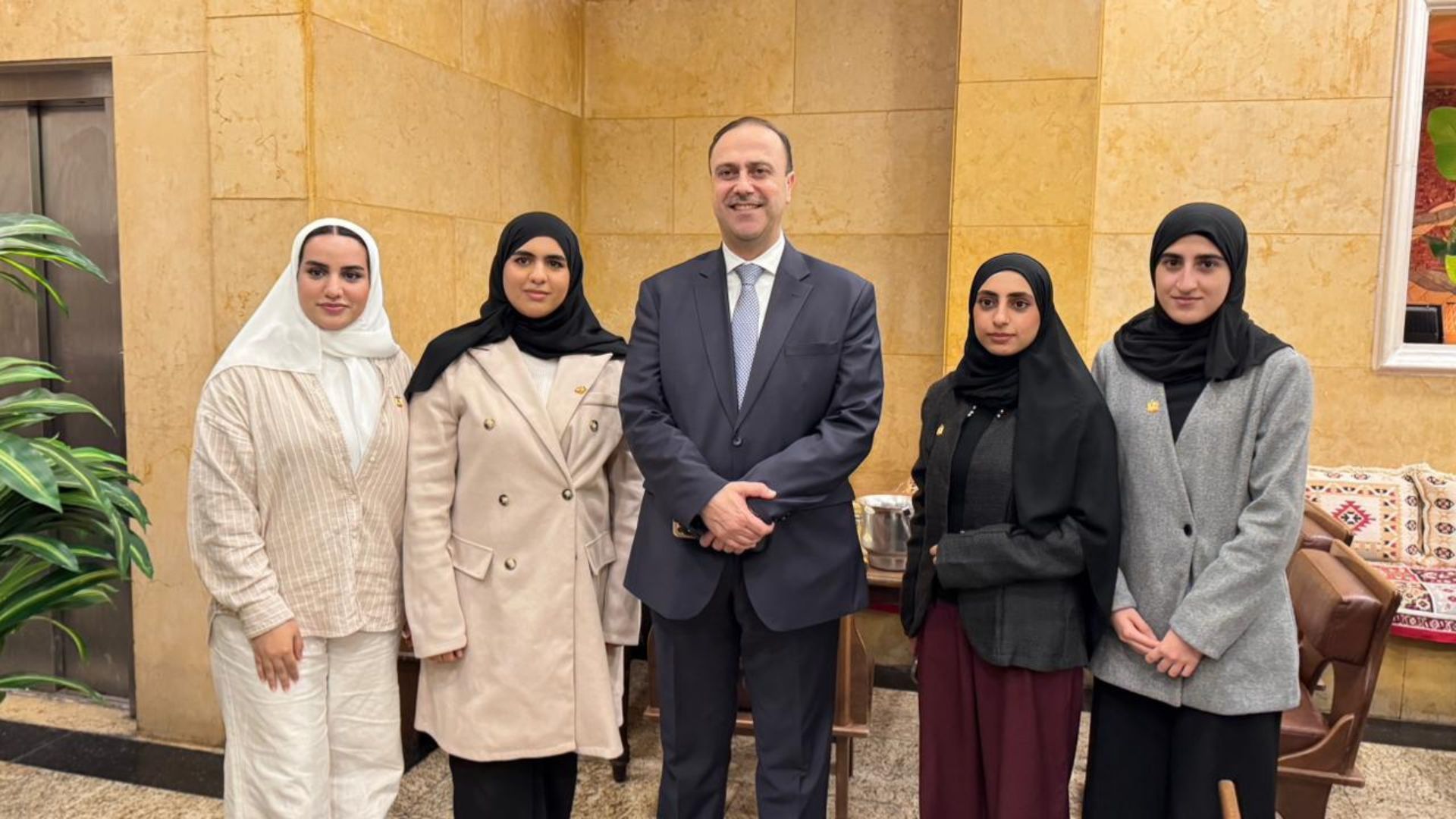 المومني يلتقي الباحثين المشاركين في المؤتمر الدولي في الاتصال الرقمي بجامعة الزرقاء