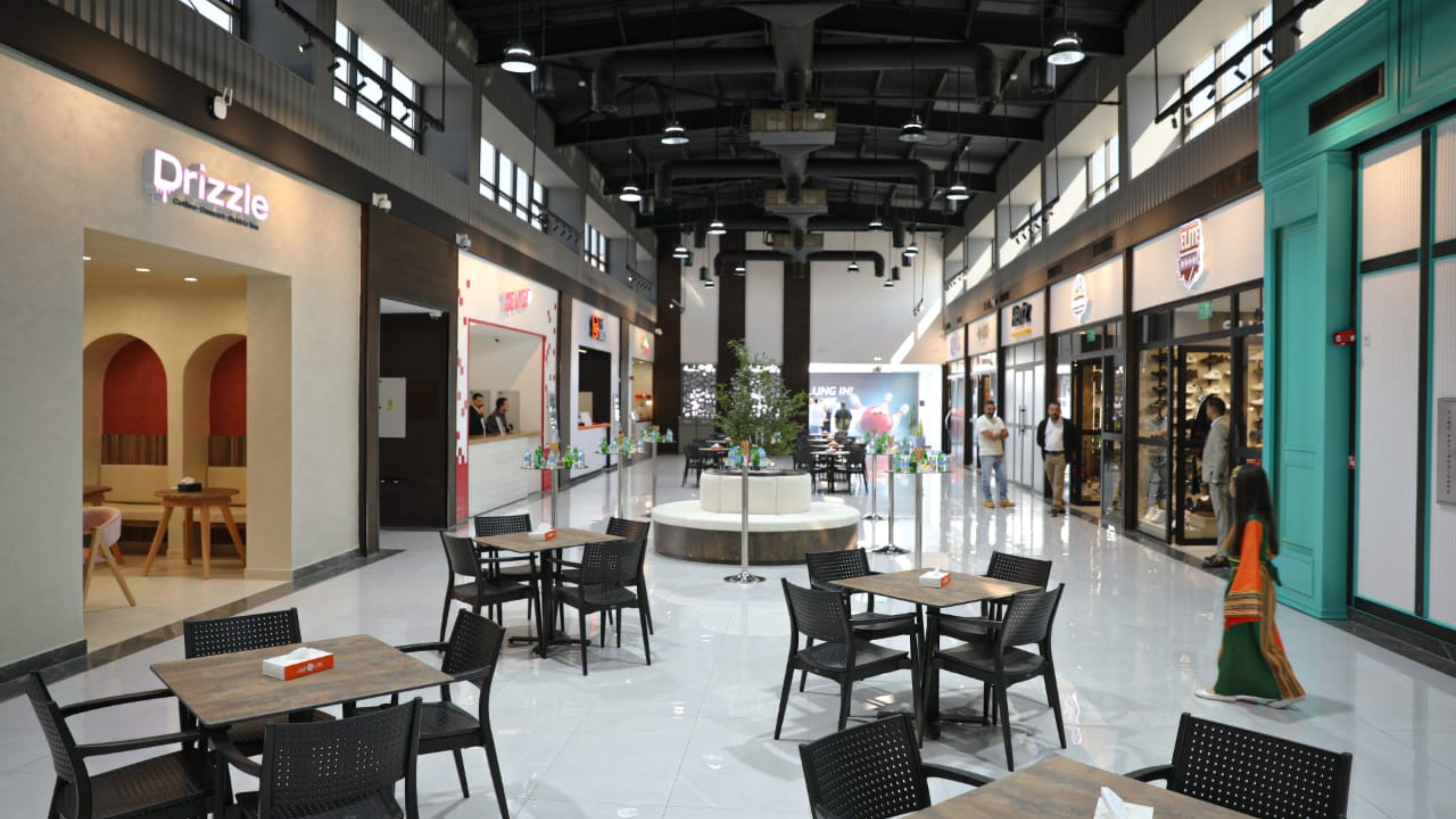 الحنيطي يزور قاعدة الشهيد موفق السلطي الجوية ويفتتح مجمعاً تجارياً