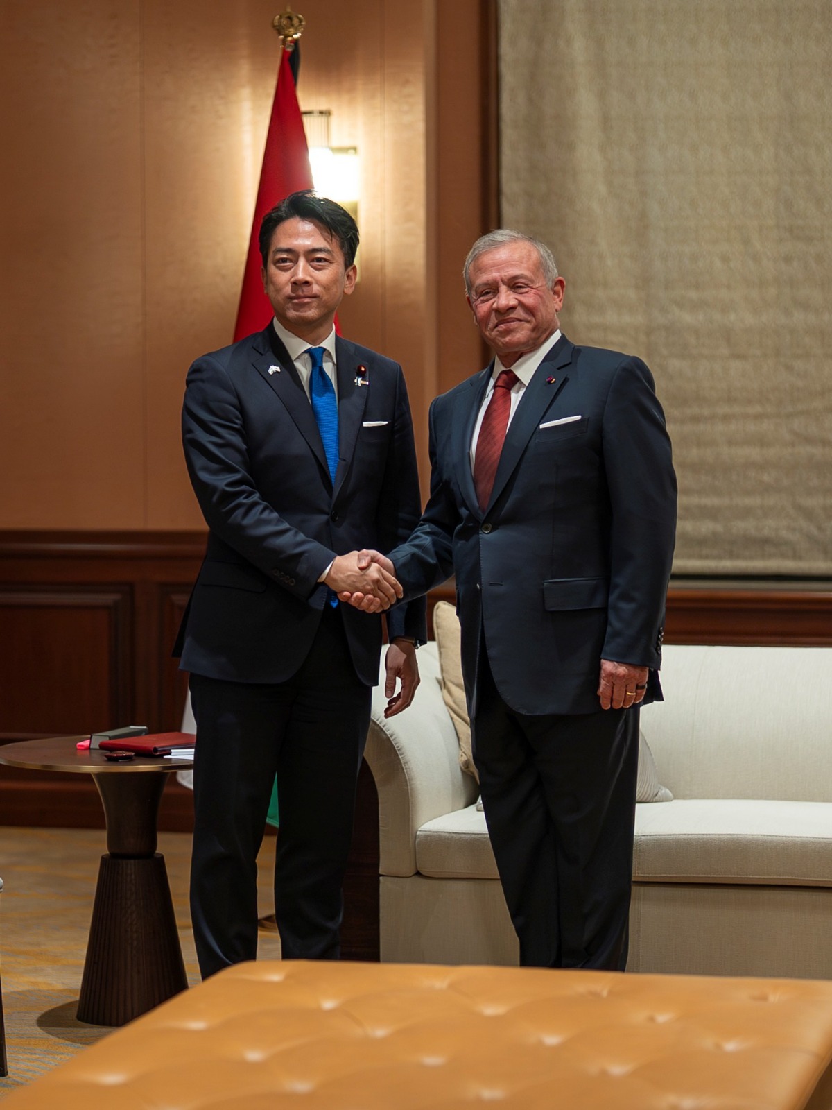 الملك يلتقي في طوكيو وزير الدفاع الياباني