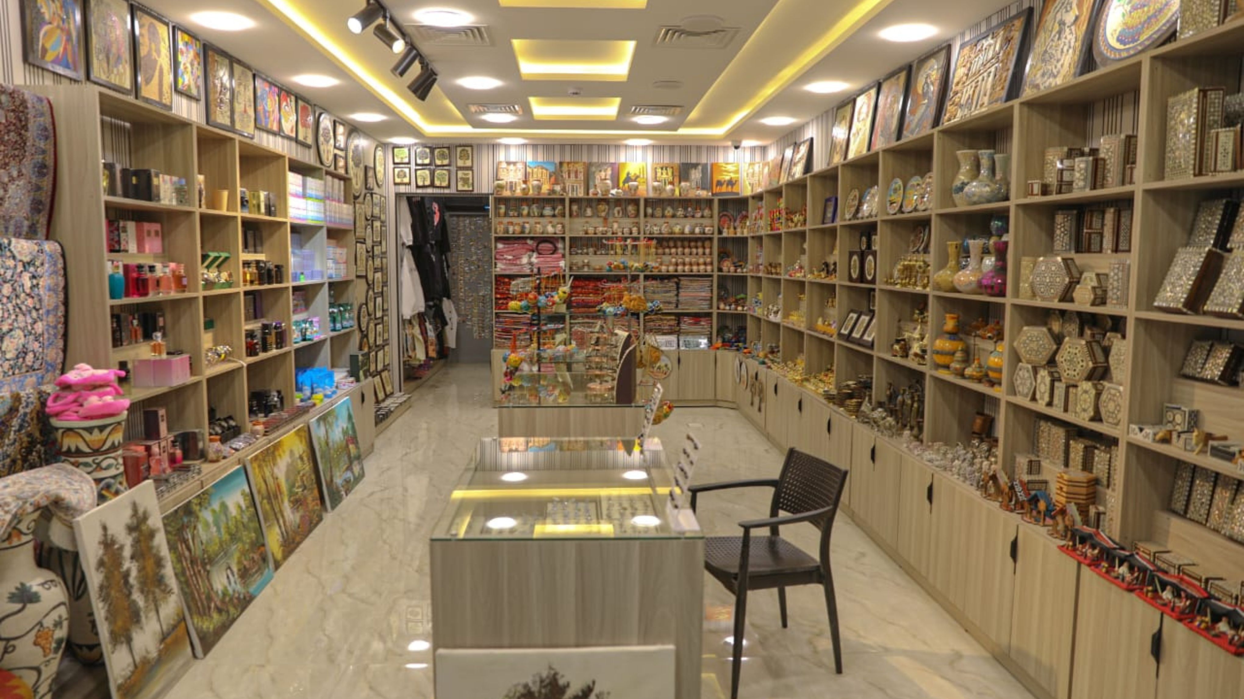 الحنيطي يزور قاعدة الشهيد موفق السلطي الجوية ويفتتح مجمعاً تجارياً