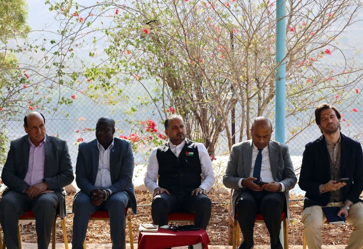 الفاو وسلطة وادي الأردن يطلعان على مشروع الطاقة الشمسية العائمة 