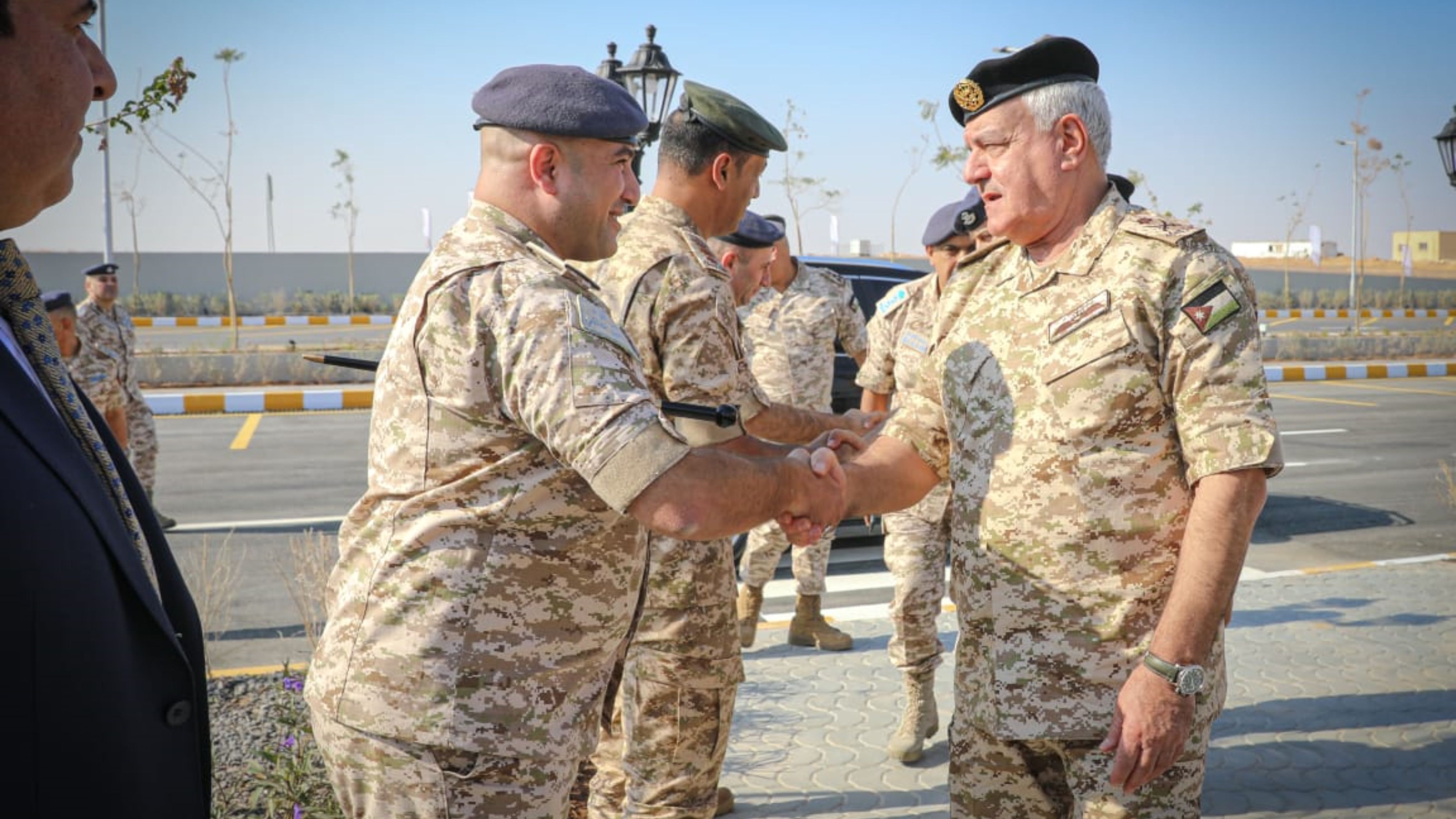 الحنيطي يزور قاعدة الشهيد موفق السلطي الجوية ويفتتح مجمعاً تجارياً