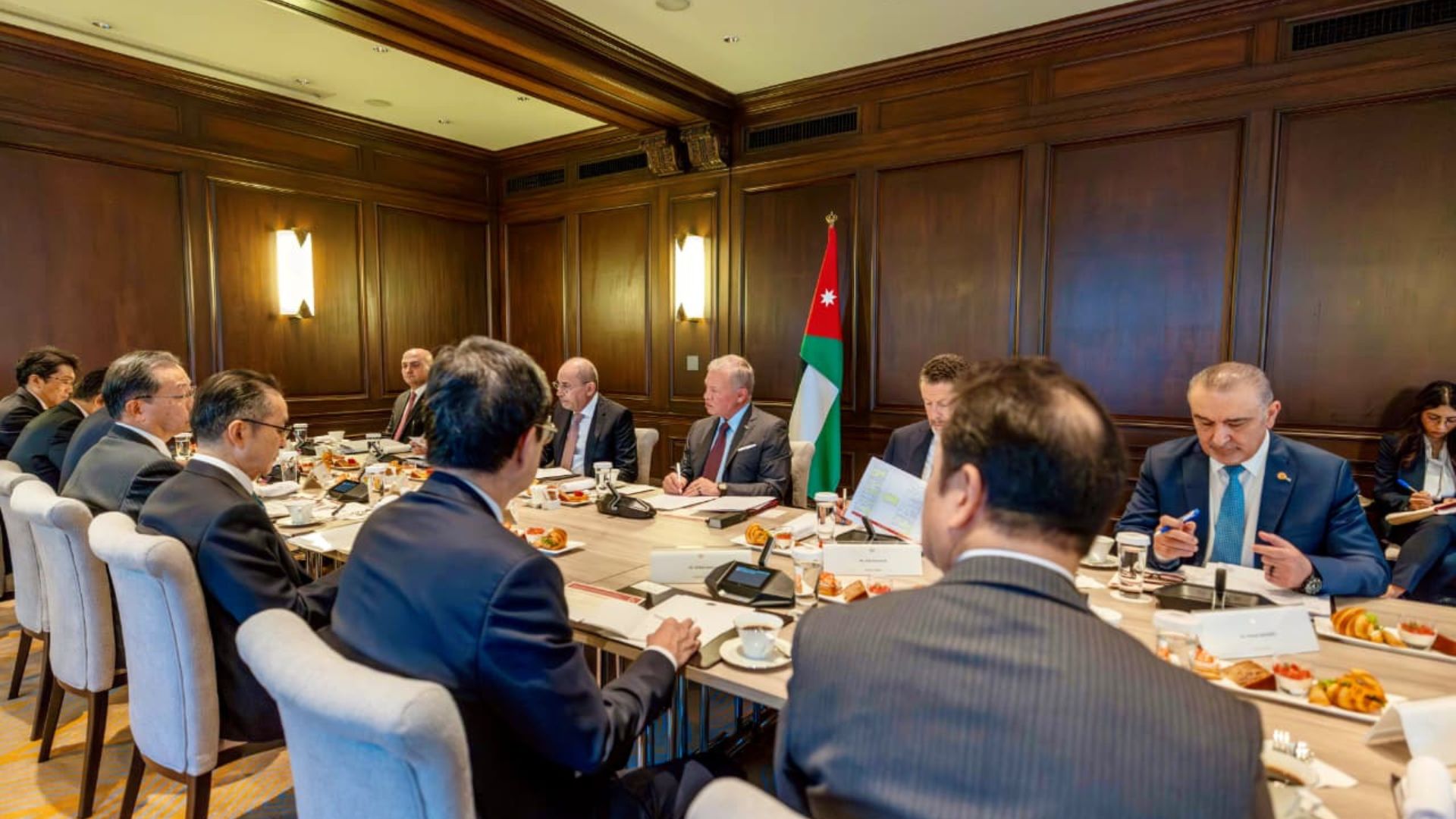 الملك يبحث في طوكيو فرص تعزيز التعاون الاقتصادي والاستثماري بين الأردن واليابان