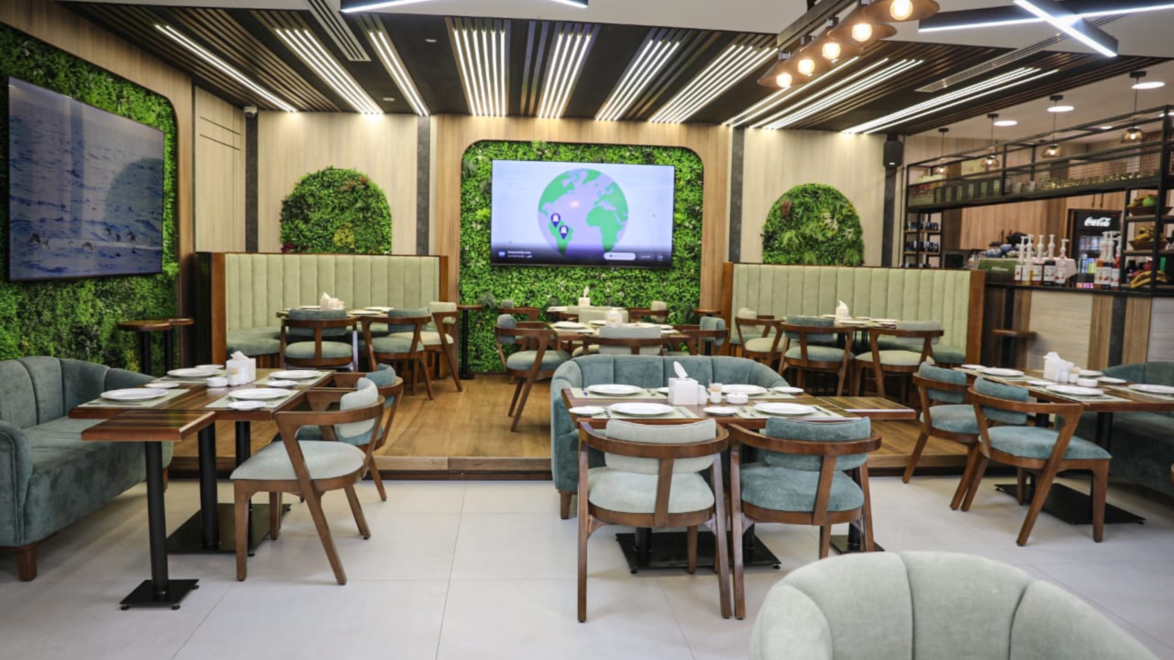 الحنيطي يزور قاعدة الشهيد موفق السلطي الجوية ويفتتح مجمعاً تجارياً