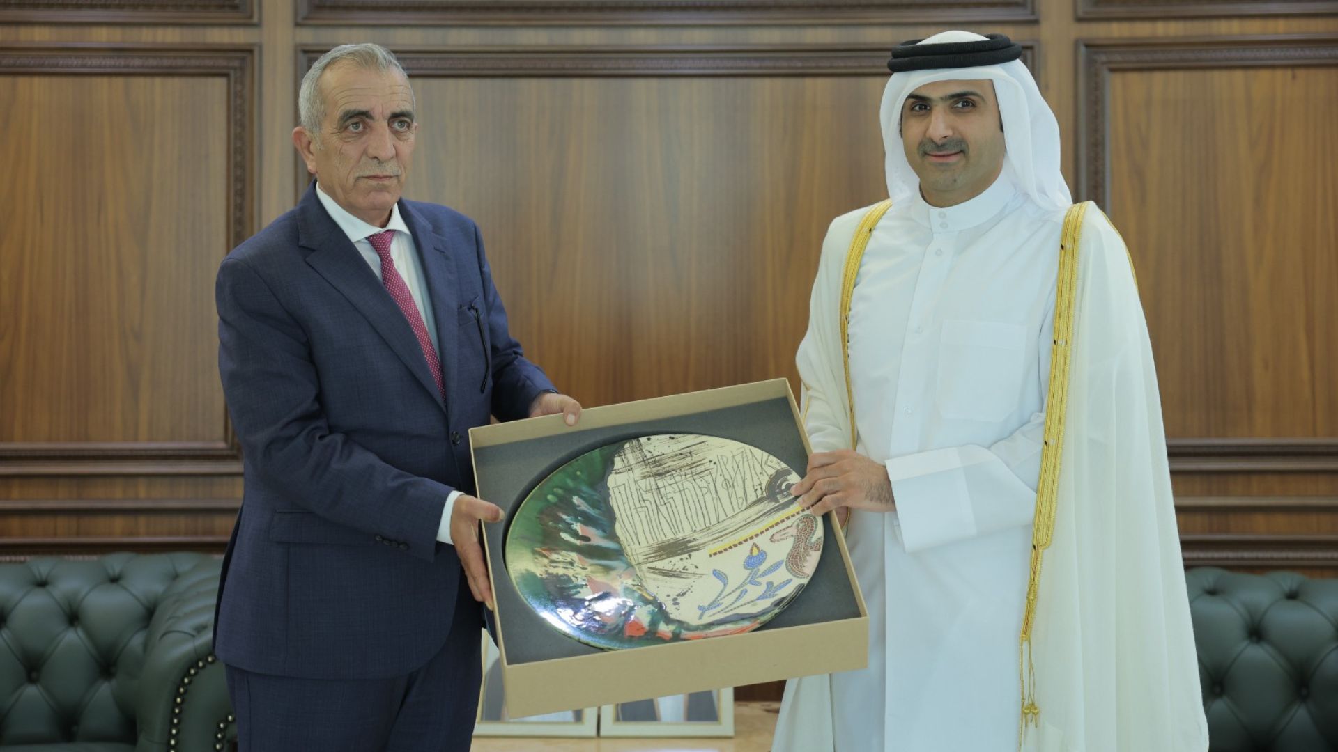 وزير الثقافة يلتقي في الدوحة نظيره القطري