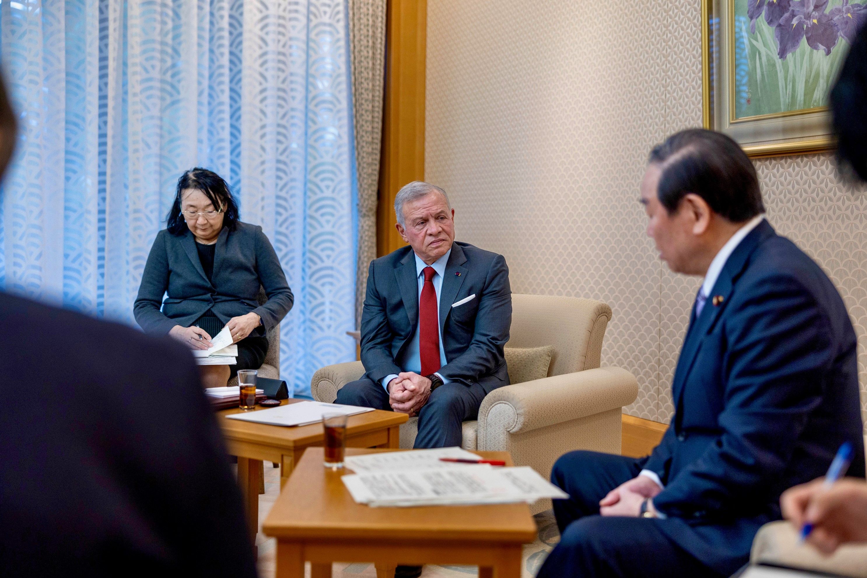 الملك يعقد لقاءات مع قادة في البرلمان الياباني في طوكيو