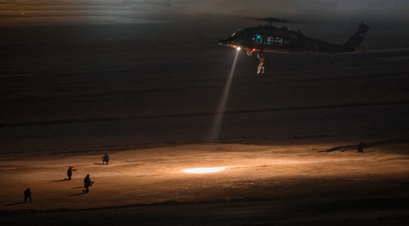 رئيس هيئة الأركان ونظيره البحريني يتابعان تمرين صقور الهواشم 6 الليلي