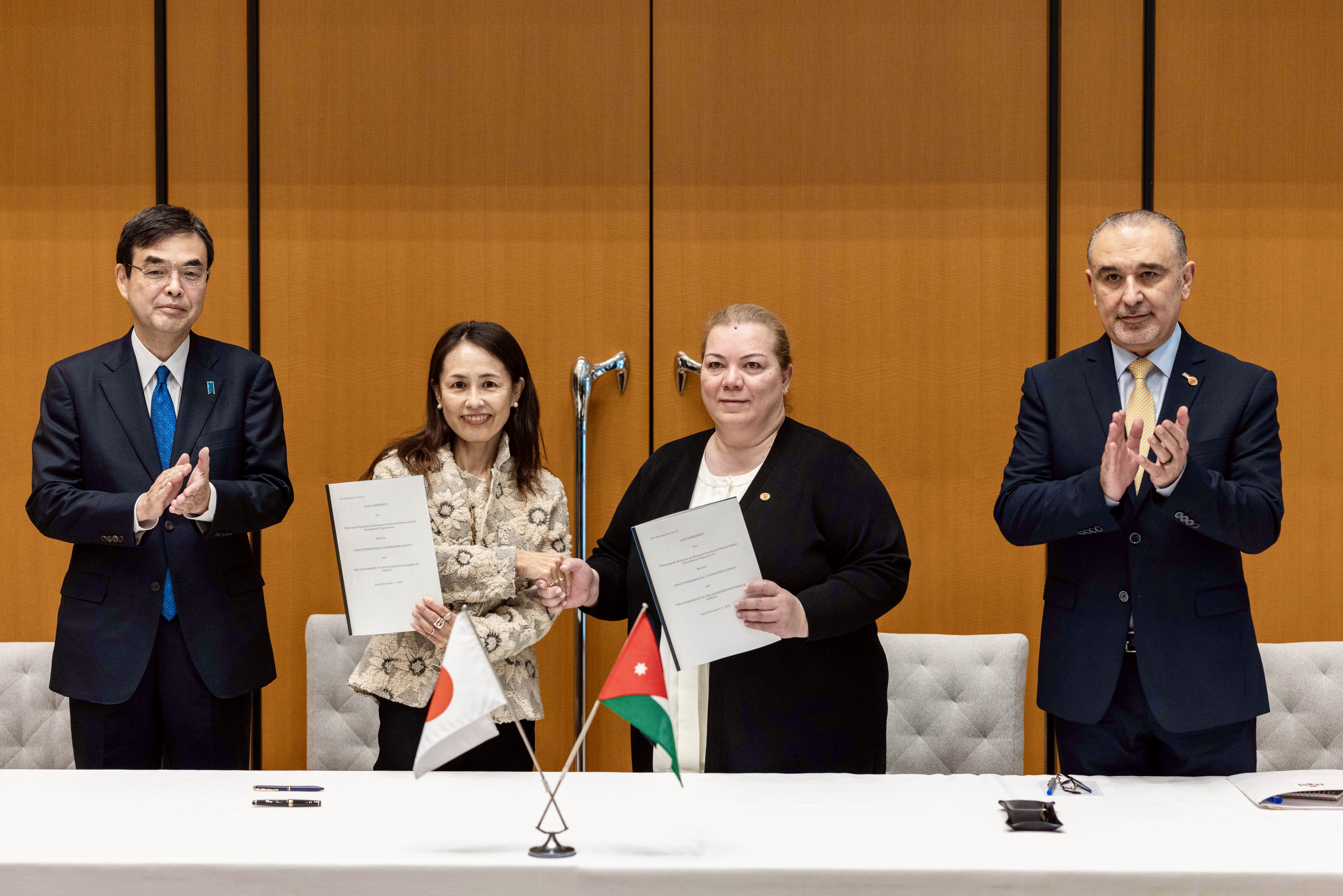  الملك يلتقي رئيسة الوزراء اليابانية ويؤكد أهمية تكثيف العمل على توسيع التعاون بين الأردن واليابان