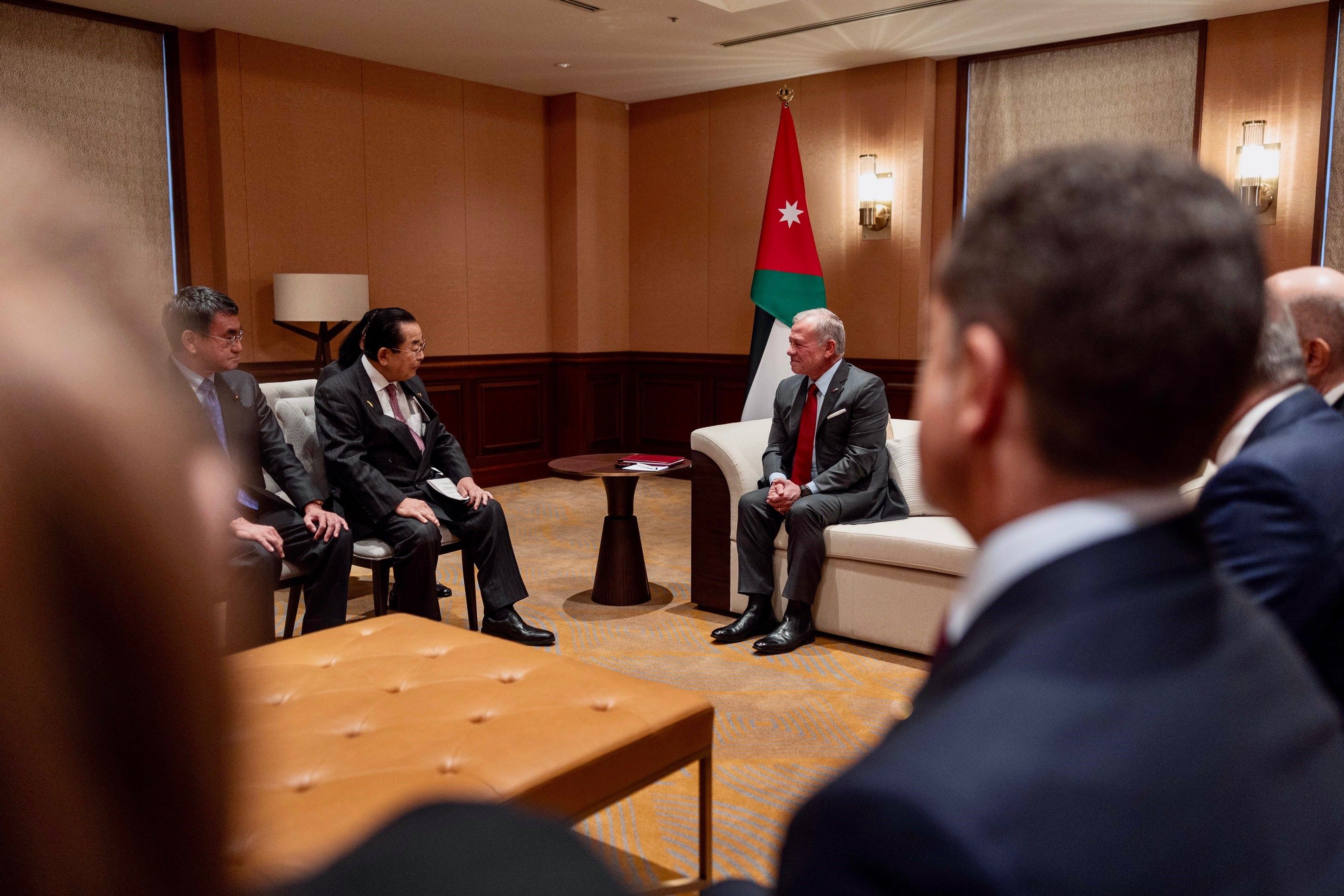 الملك يعقد لقاءات مع قادة في البرلمان الياباني في طوكيو