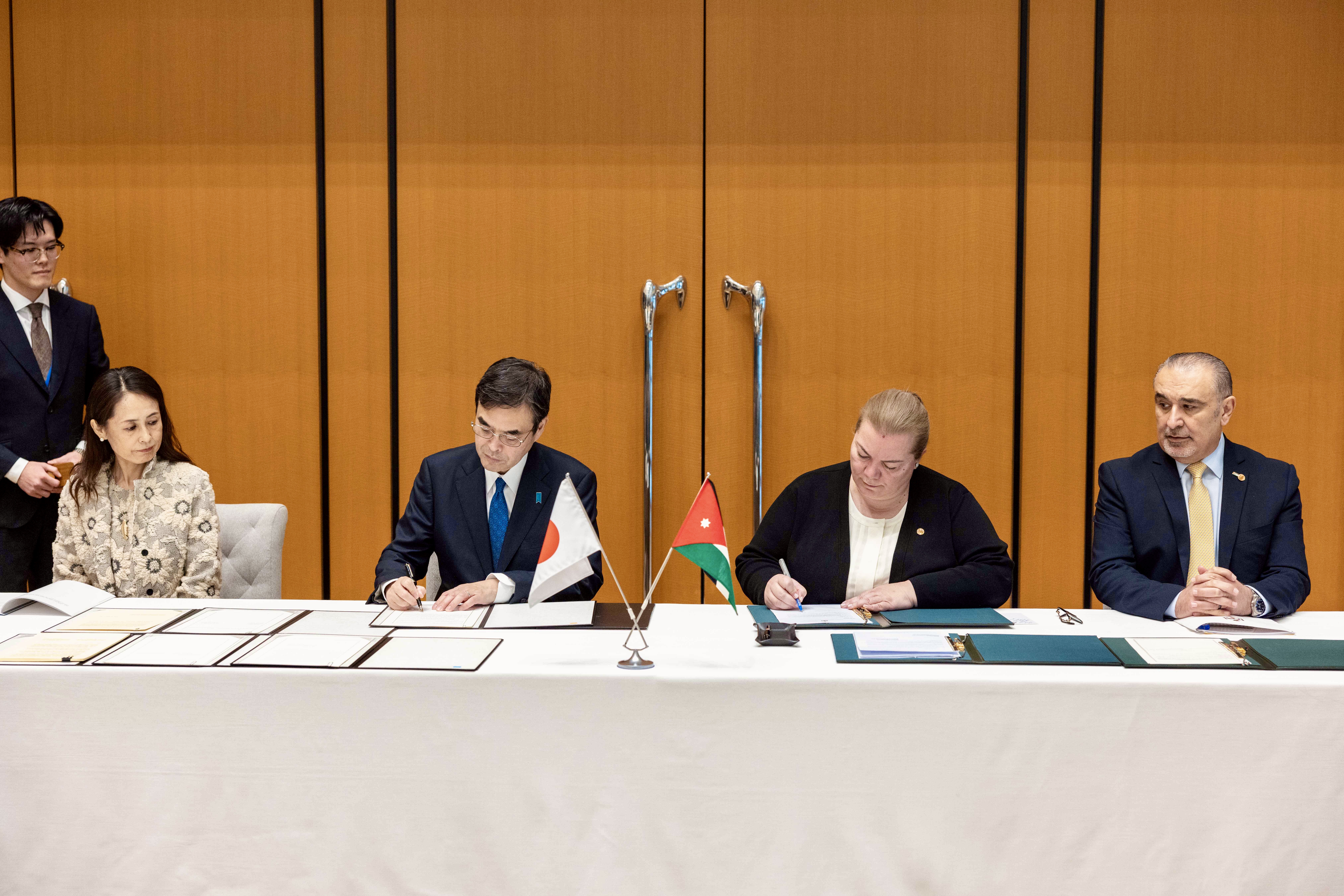  الملك يلتقي رئيسة الوزراء اليابانية ويؤكد أهمية تكثيف العمل على توسيع التعاون بين الأردن واليابان