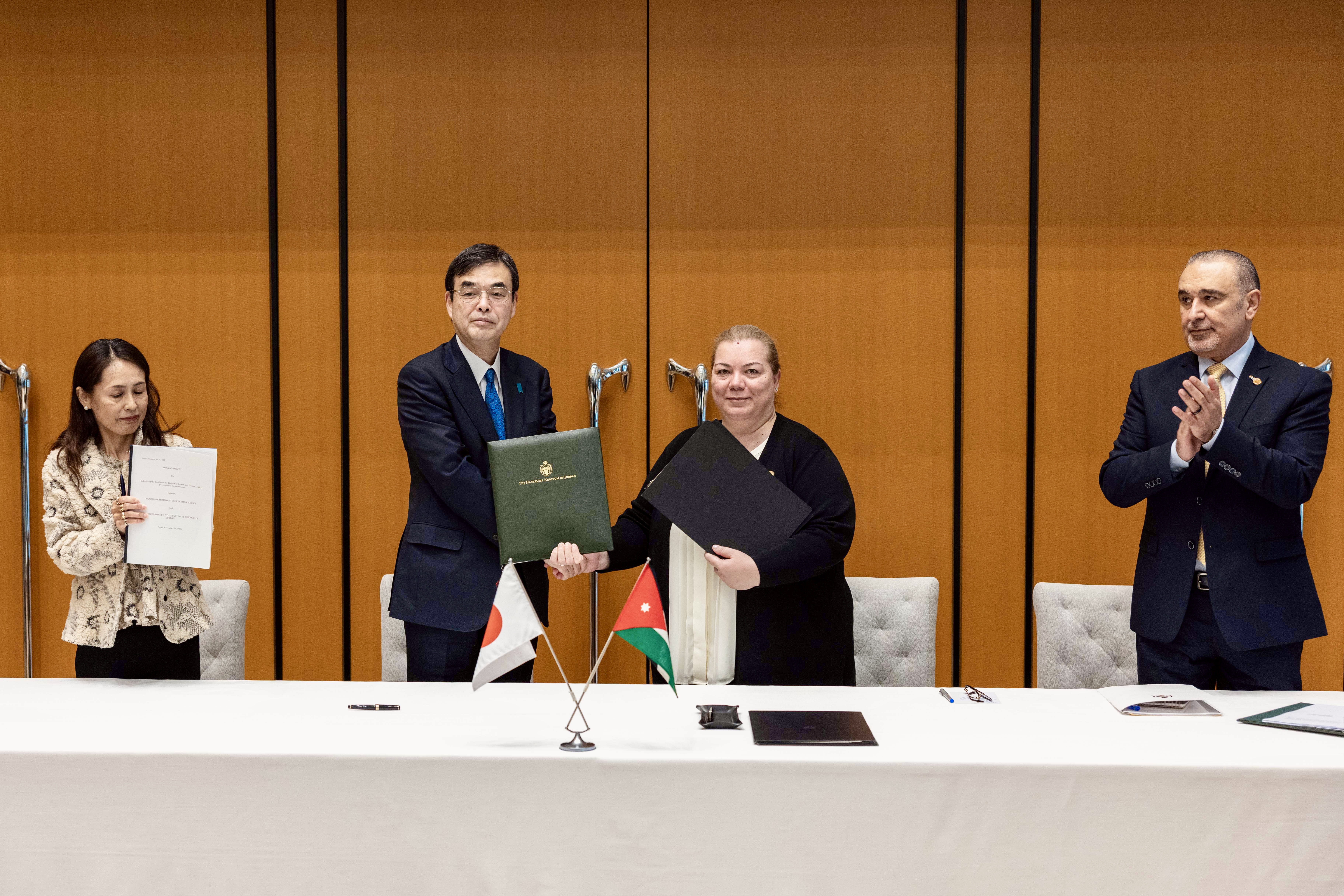  الملك يلتقي رئيسة الوزراء اليابانية ويؤكد أهمية تكثيف العمل على توسيع التعاون بين الأردن واليابان