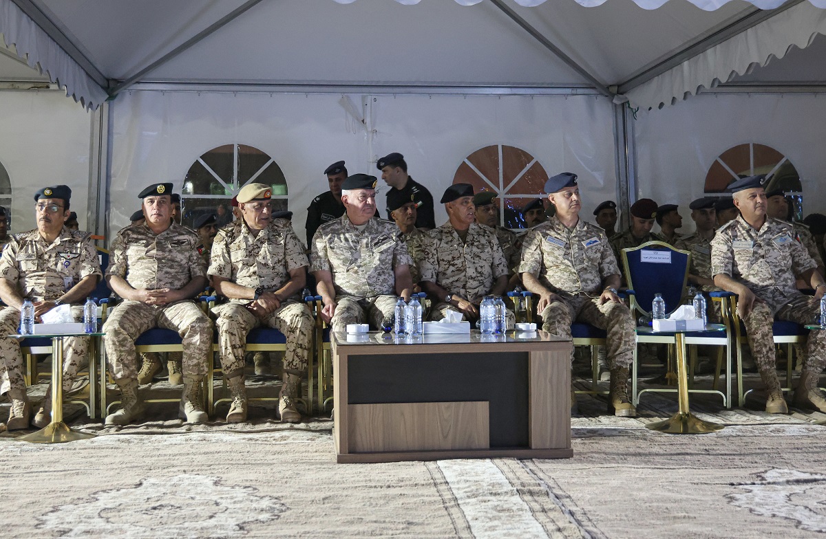 رئيس هيئة الأركان ونظيره البحريني يتابعان تمرين صقور الهواشم 6 الليلي