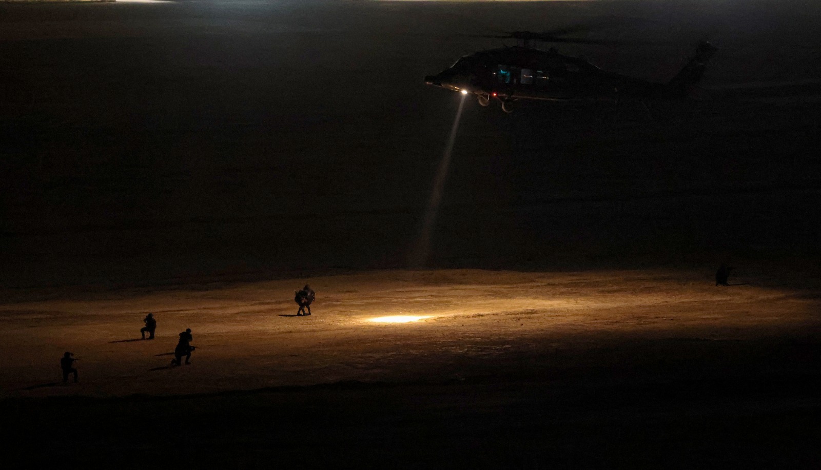 رئيس هيئة الأركان ونظيره البحريني يتابعان تمرين صقور الهواشم 6 الليلي