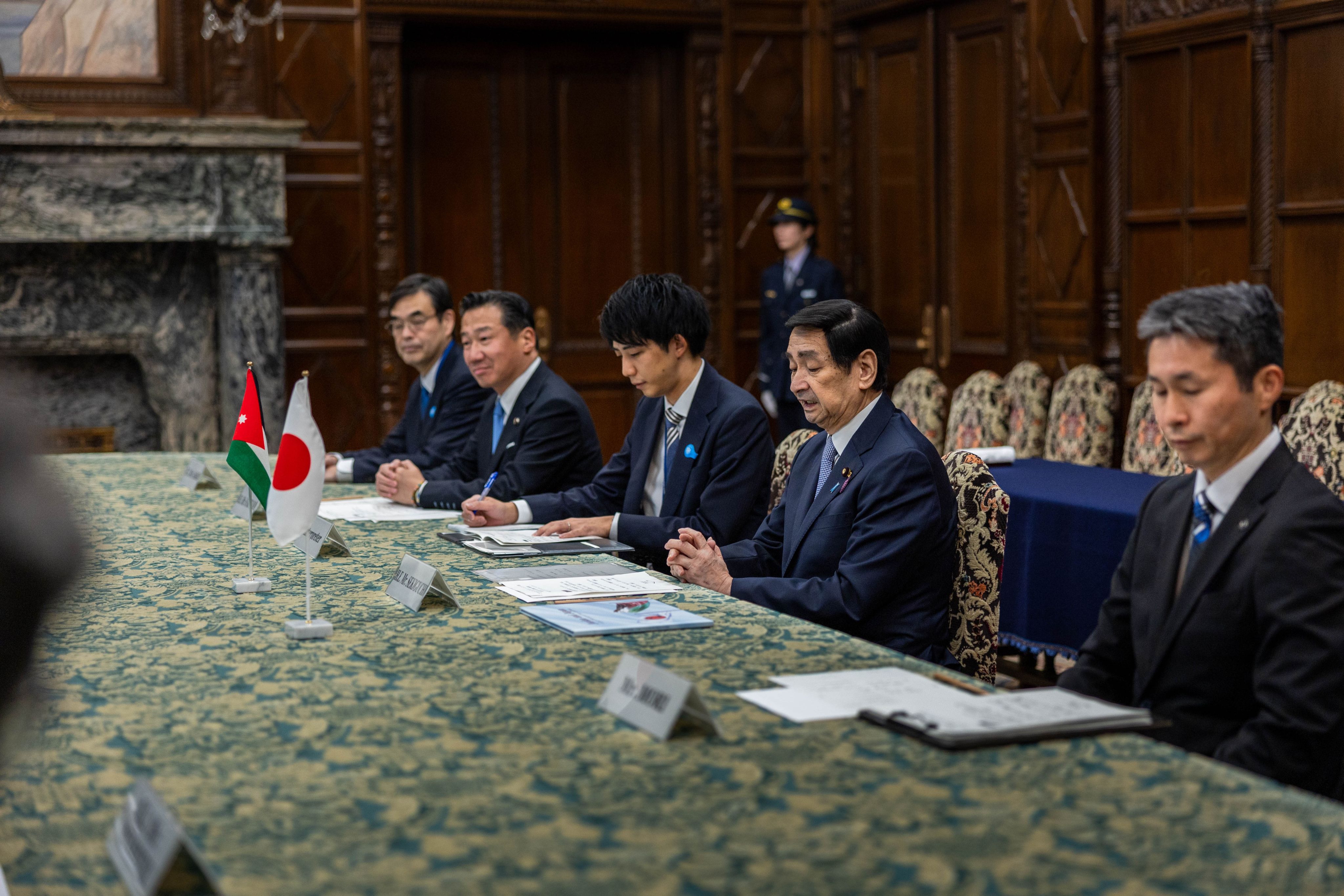 الملك يعقد لقاءات مع قادة في البرلمان الياباني في طوكيو