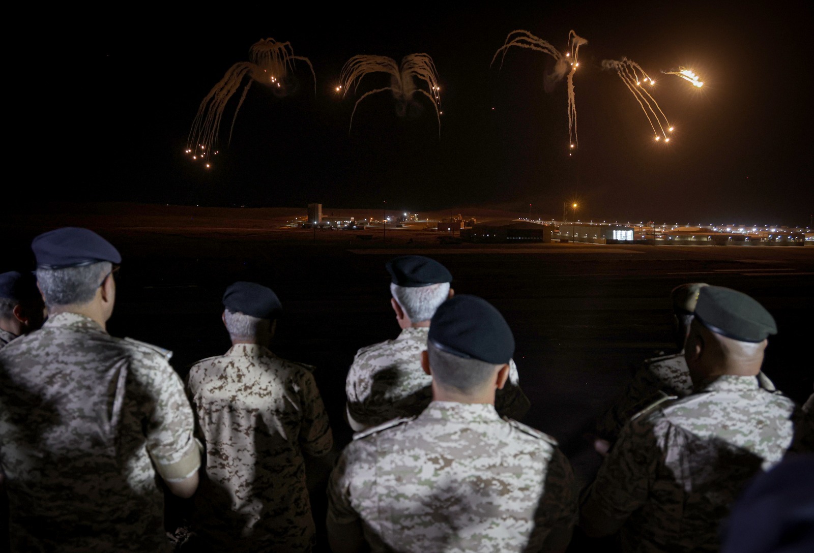 رئيس هيئة الأركان ونظيره البحريني يتابعان تمرين صقور الهواشم 6 الليلي