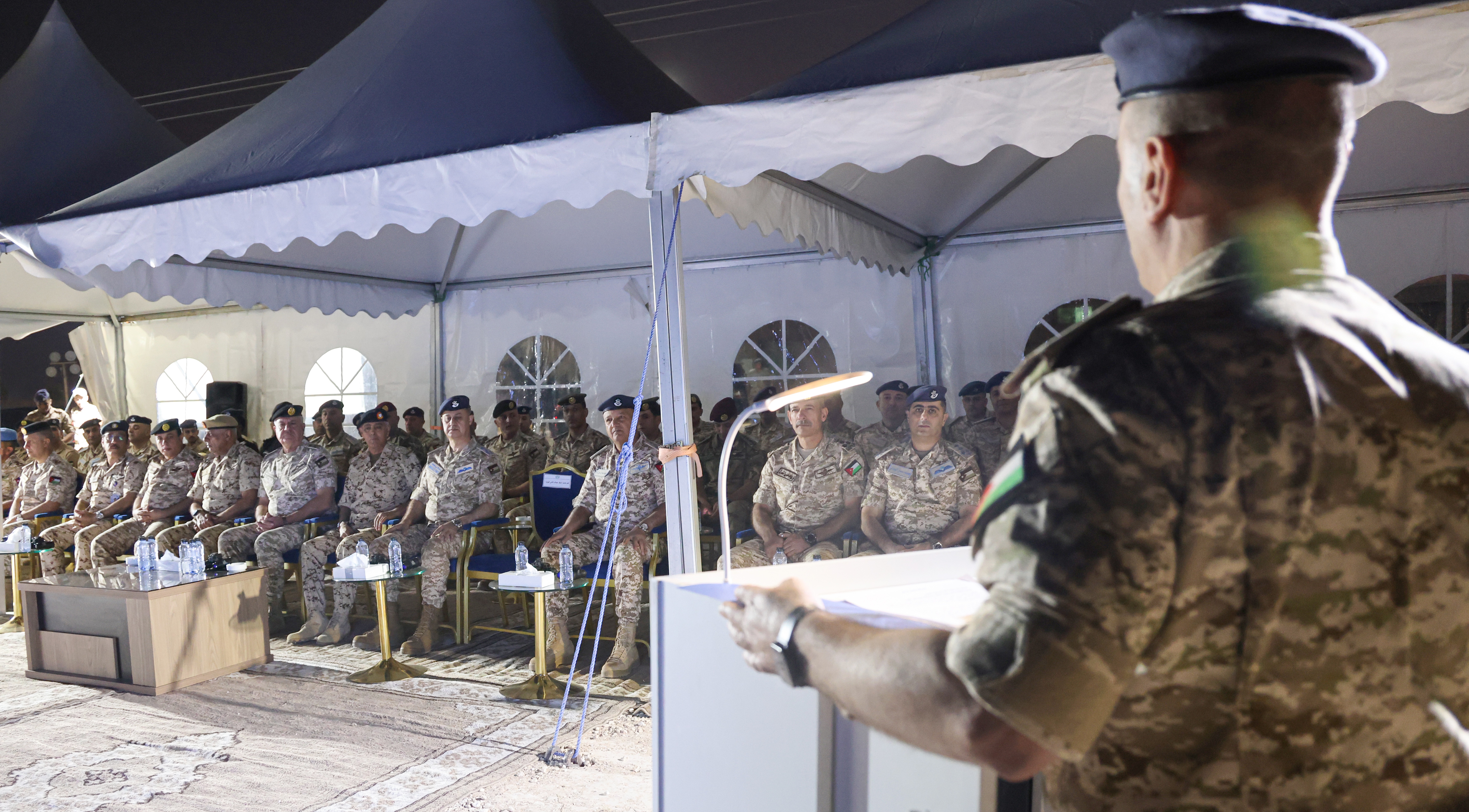 رئيس هيئة الأركان ونظيره البحريني يتابعان تمرين صقور الهواشم 6 الليلي