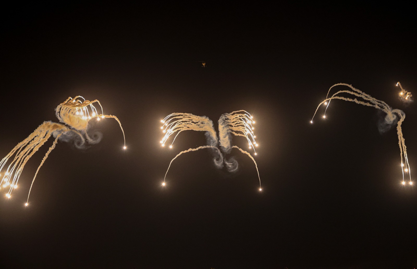 رئيس هيئة الأركان ونظيره البحريني يتابعان تمرين صقور الهواشم 6 الليلي