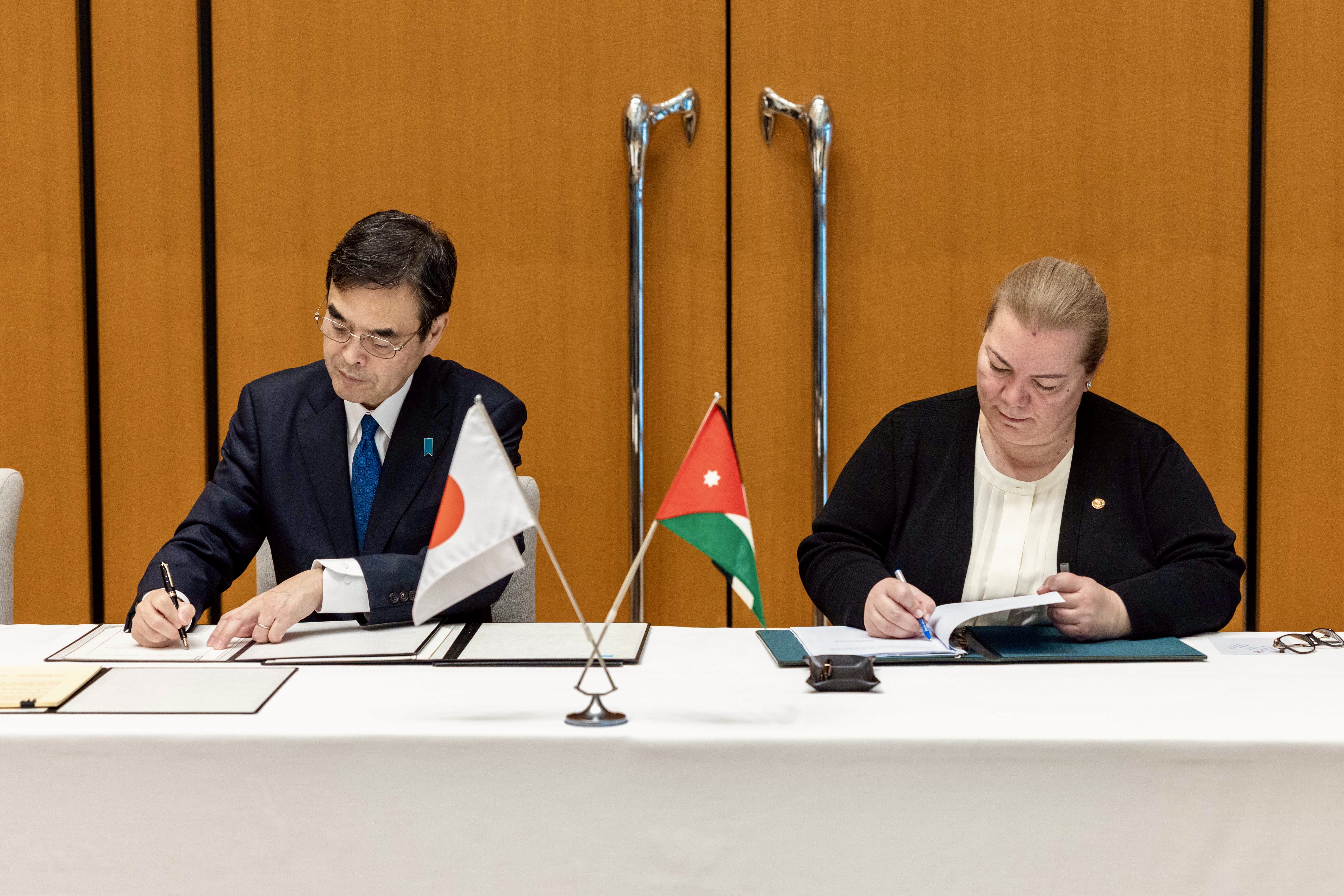  الملك يلتقي رئيسة الوزراء اليابانية ويؤكد أهمية تكثيف العمل على توسيع التعاون بين الأردن واليابان